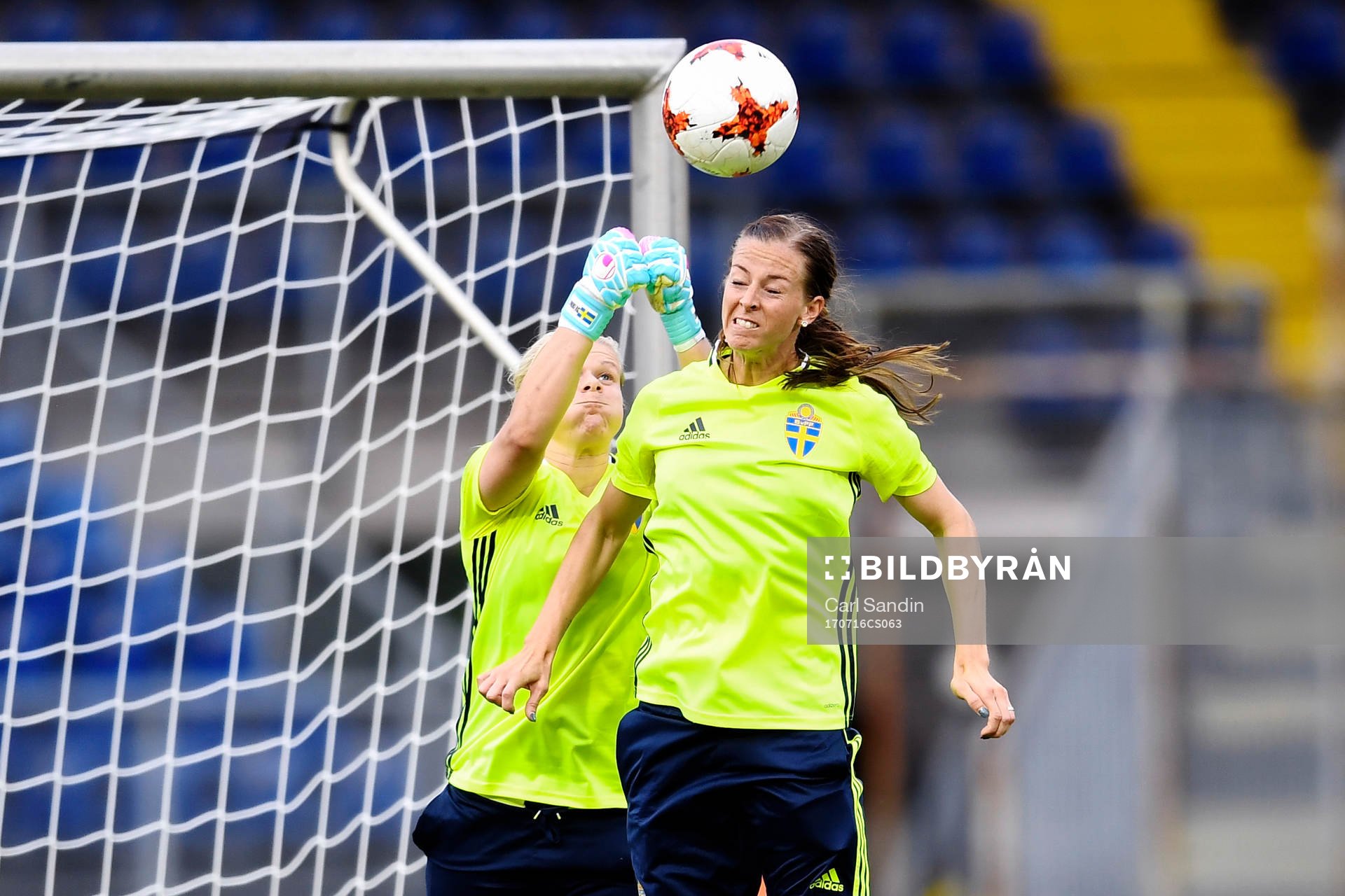 Målvakt Emelie Lundberg och Lotta Schelin i kamp  om bollen