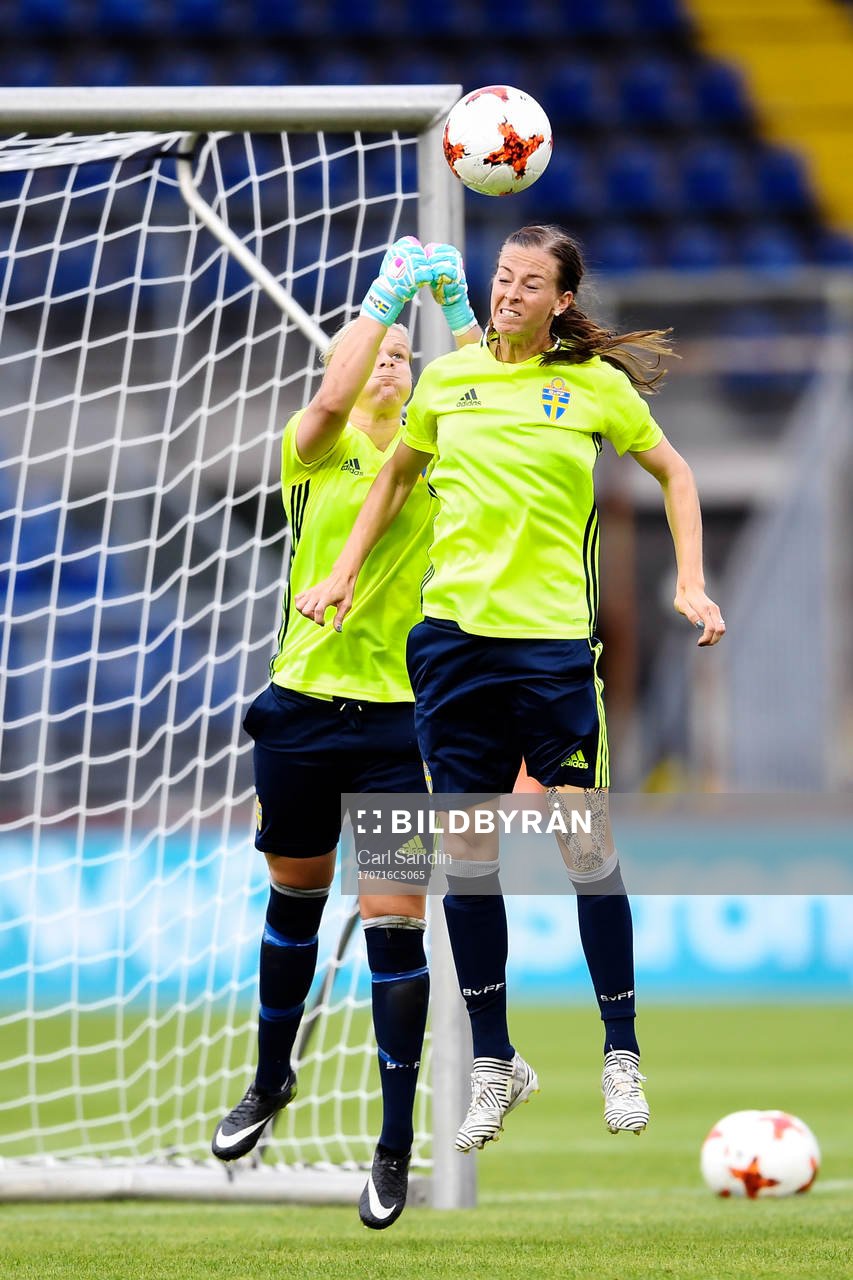 Målvakt Emelie Lundberg och Lotta Schelin i kamp  om bollen