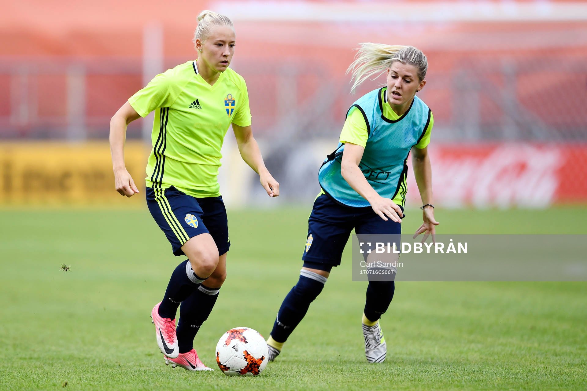 Julia Spetsmark och Olivia Schough under en träning med Sverige inför fotbolls-EM den 16 juli 2017 i Breda.