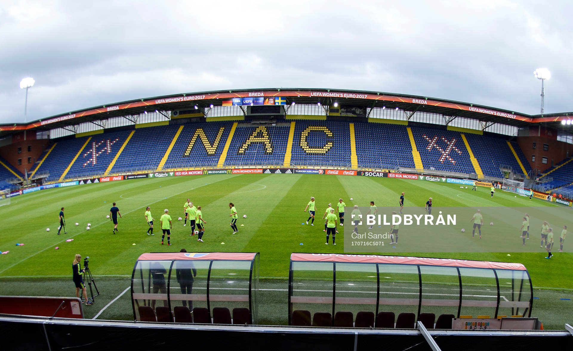 Spelarna värmer upp på arenan