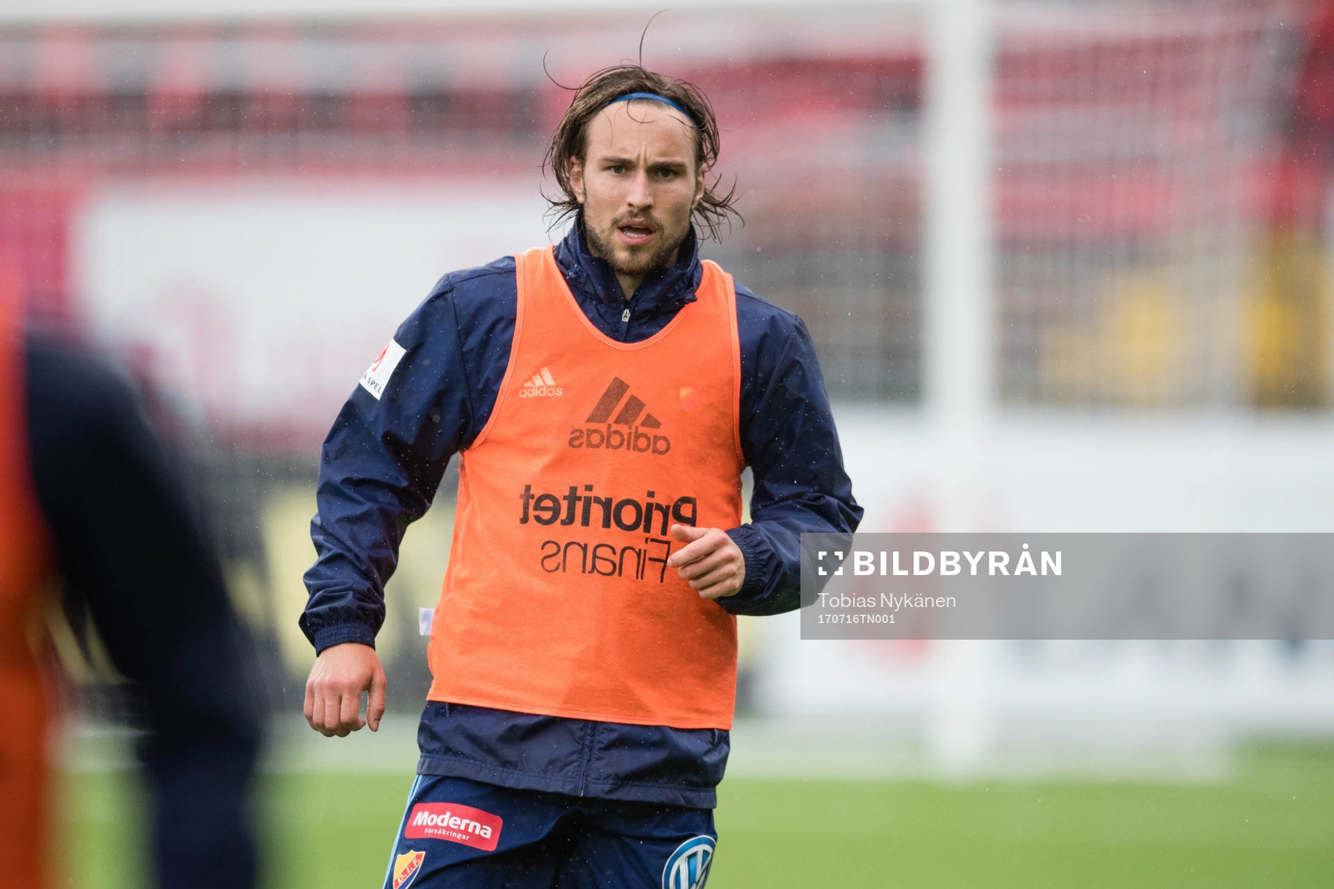 Djurgårdens Kevin Walker värmer upp