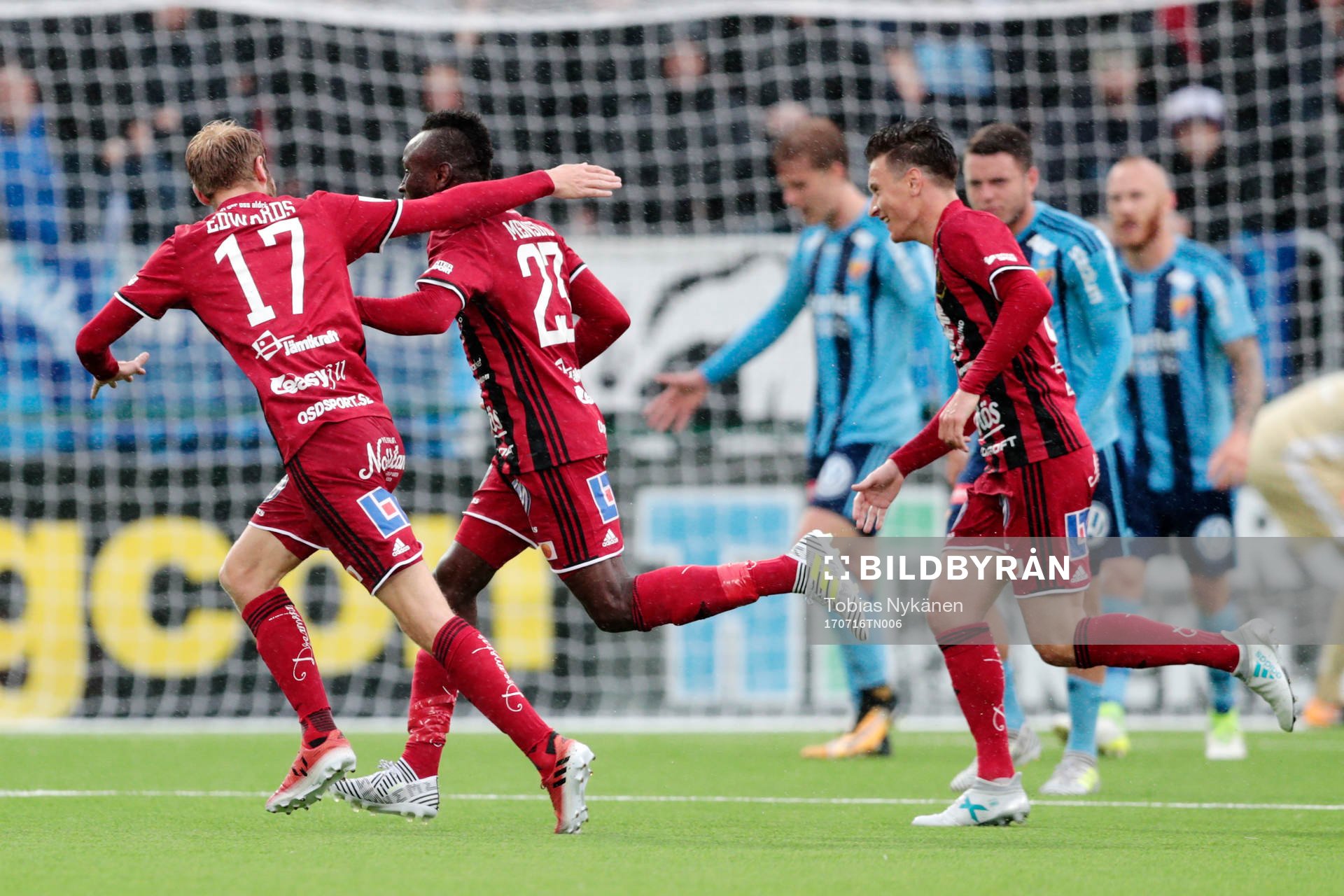 Östersunds Curtis Edwards jublar med målskytten till 1-0