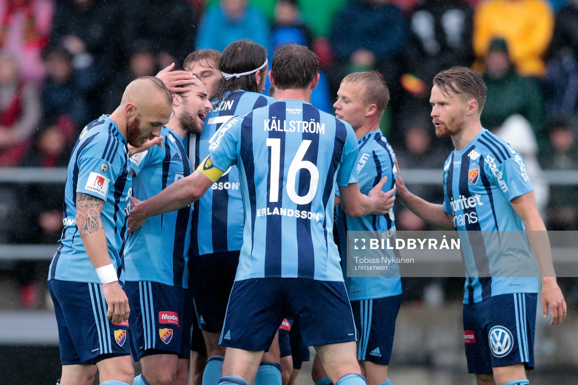 Djurgårdens Kevin Walker jublar med lagkamrater
