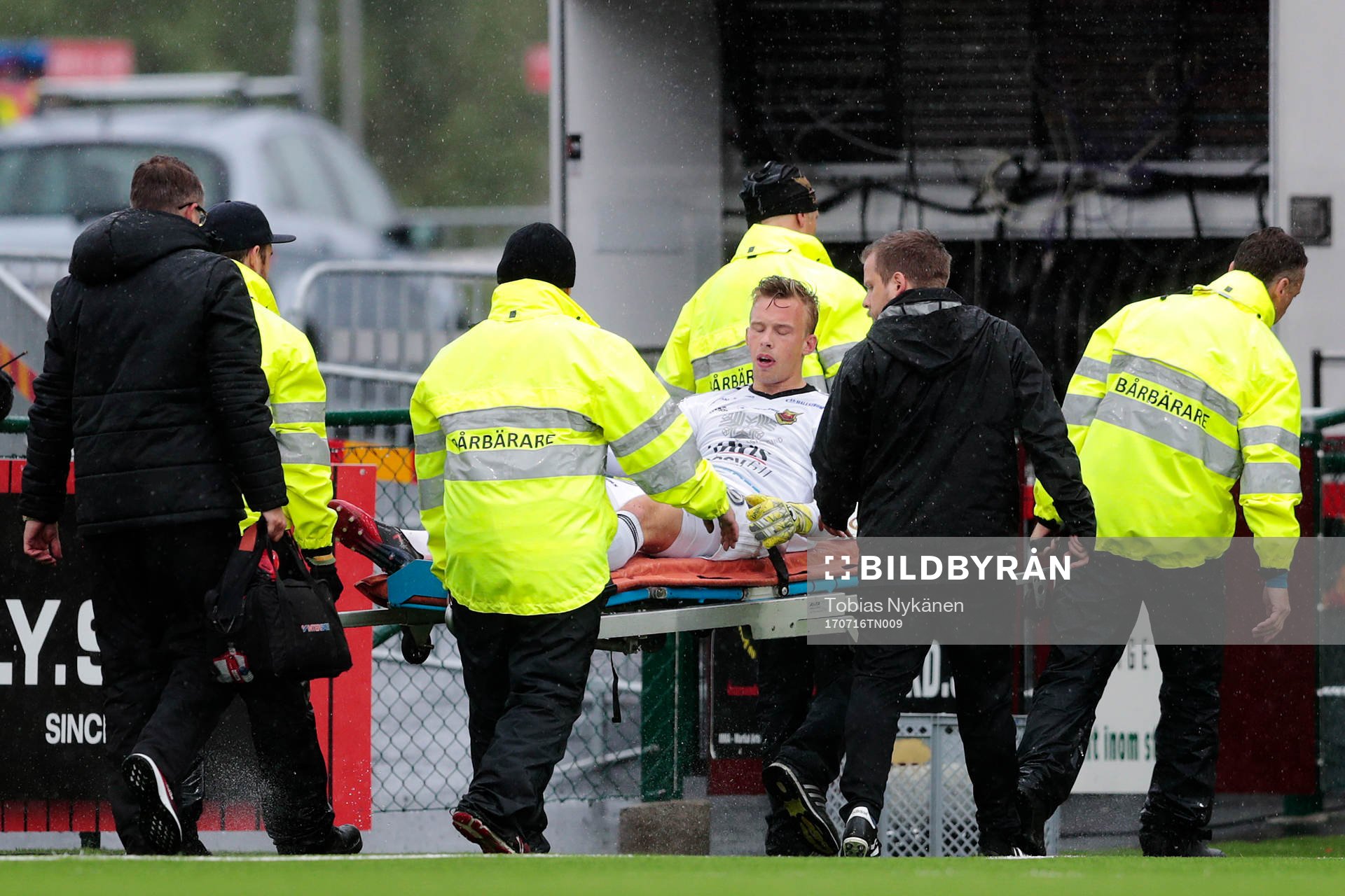 Östersunds målvakt Andreas Andersson bärs ut på bår