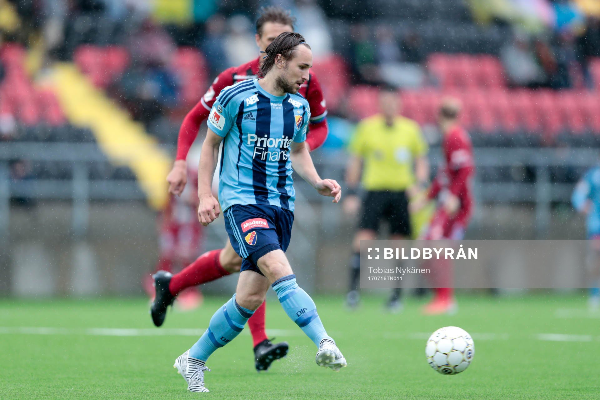 Djurgårdens Kevin Walker passar