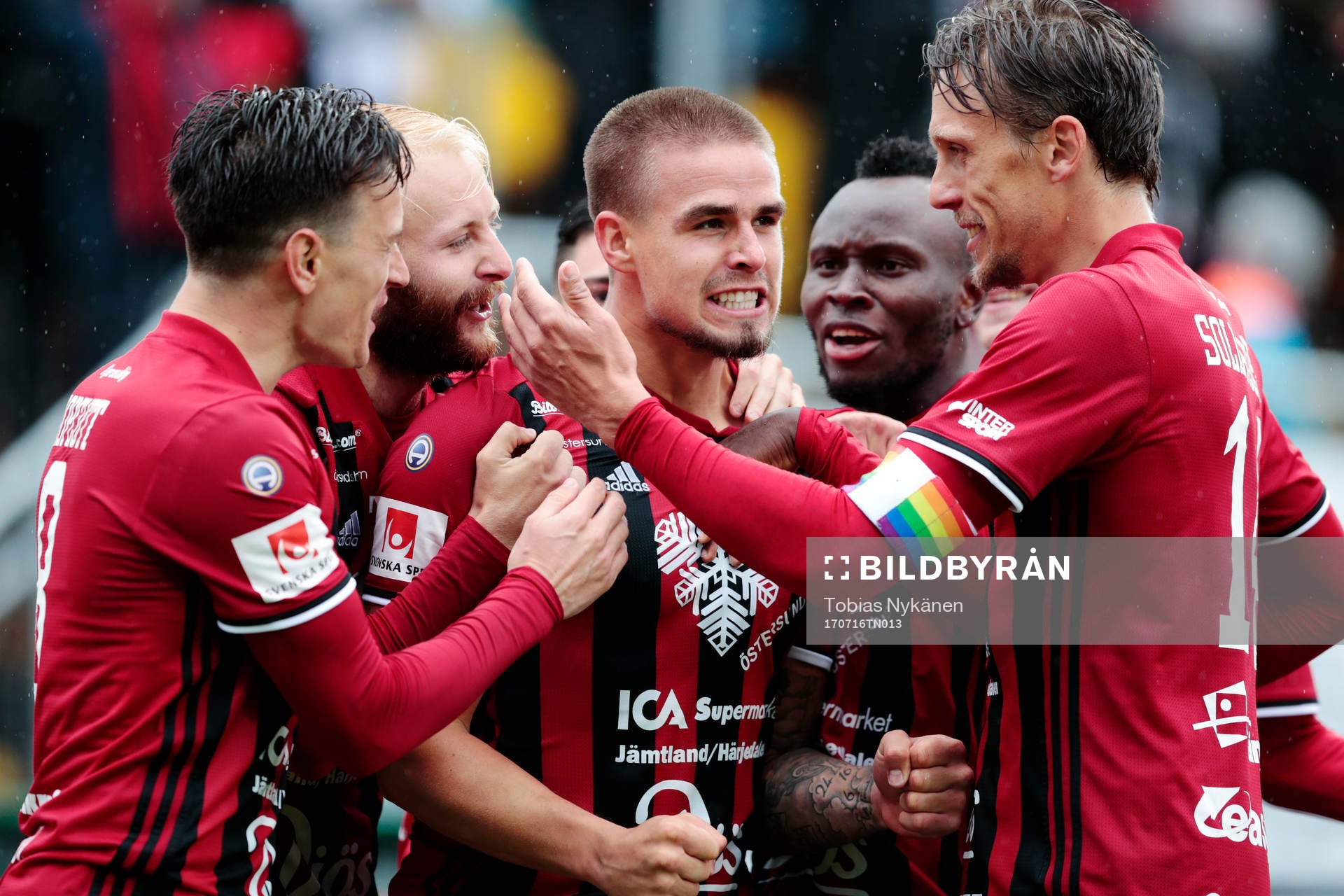 Östersunds målskytt till 2-1 Douglas Bergqvist jublar med lagkamrater Jamie Hopcutt och Bobo Sollander Jansson under fotbollsmatchen i Allsvenskan mellan Östersund och Djurgården den 16 juli 2017 i Östersund.