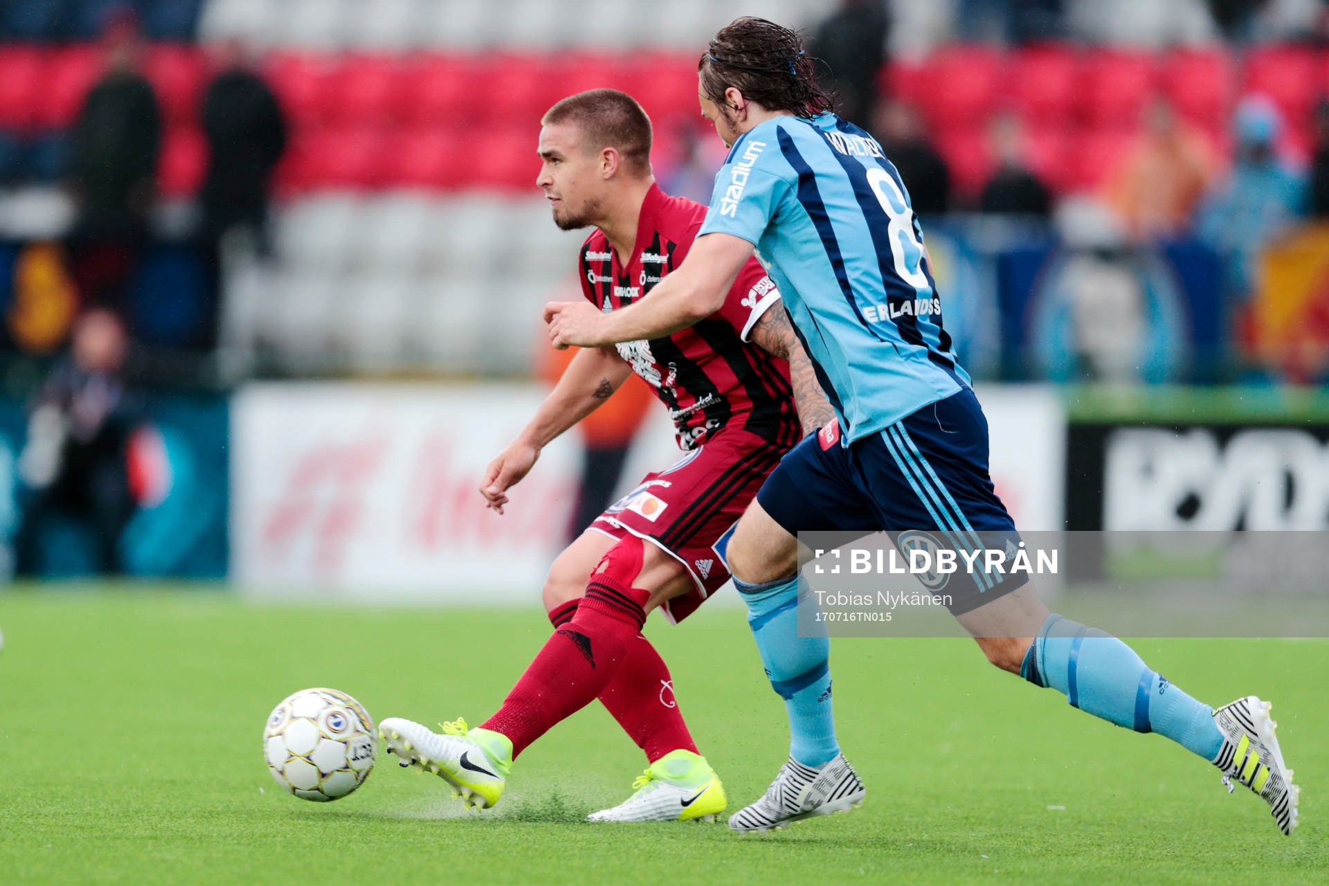 Östersunds Douglas Bergqvist i kamp om bollen med Kevin