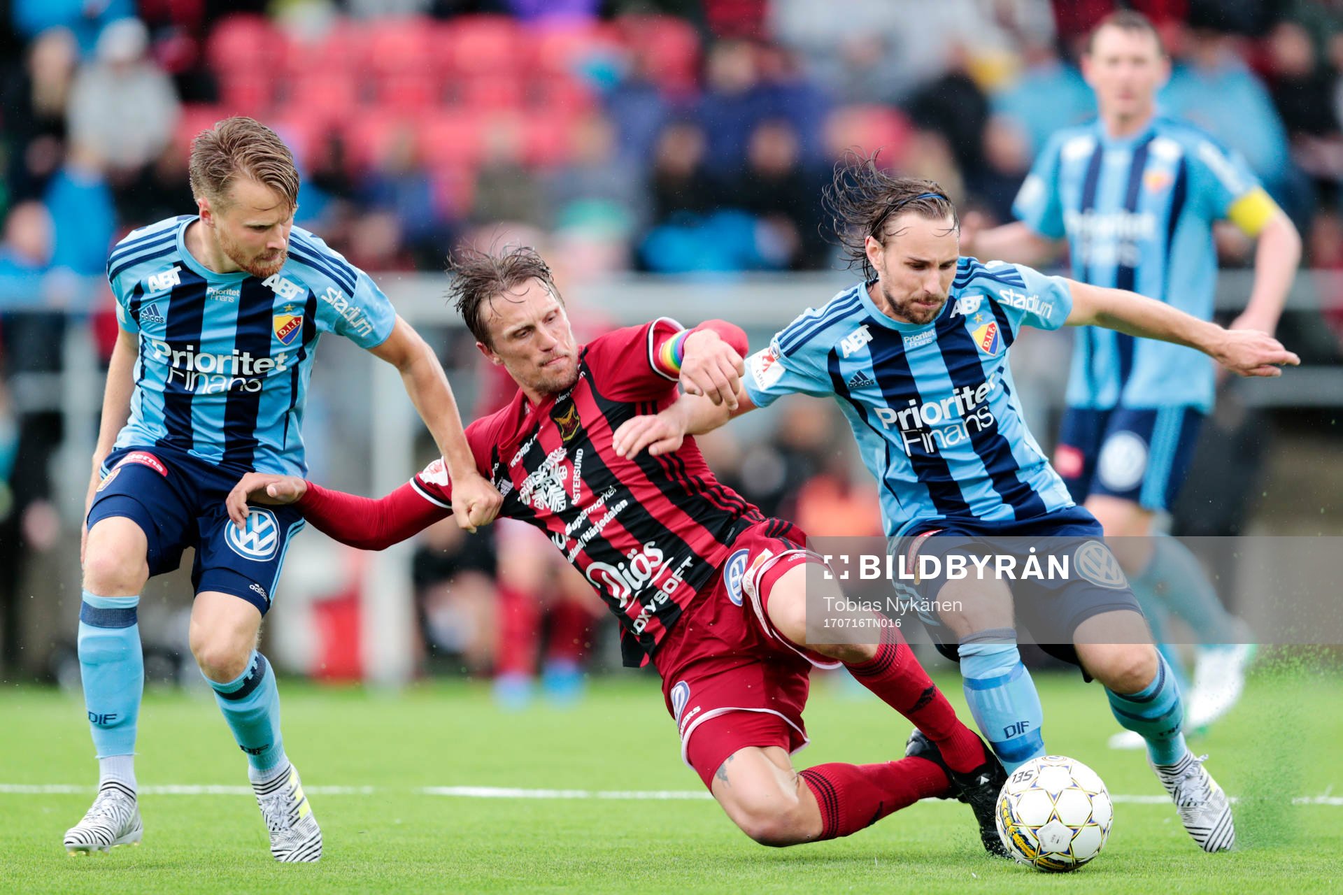 Östersunds Bobo Sollander Jansson i kamp om bollen med