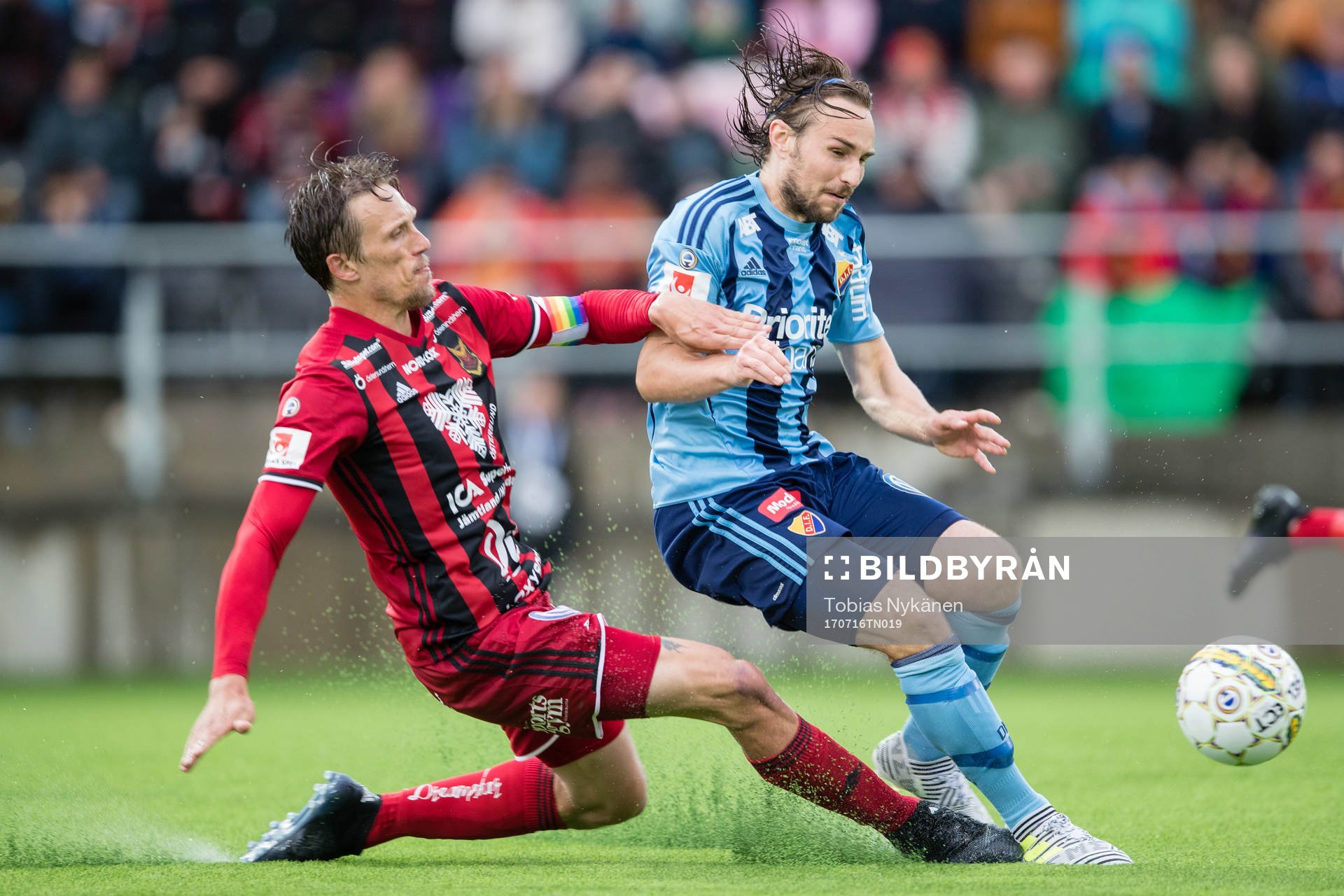Djurgårdens Kevin Walker motÖstersunds Bobo Sollander