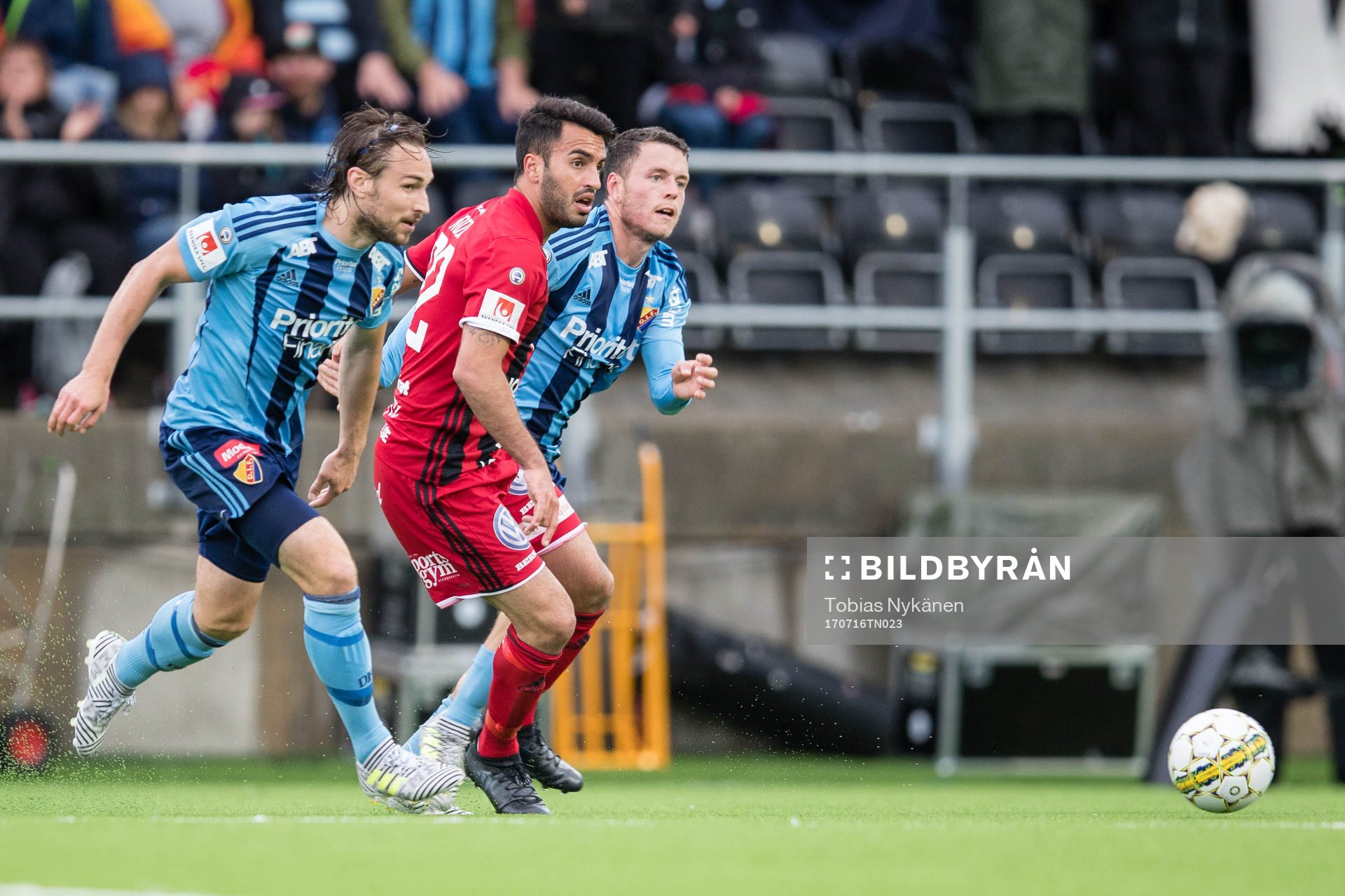 Östersunds Brwa Nouri mot Djurgårdens Kevin Walker och