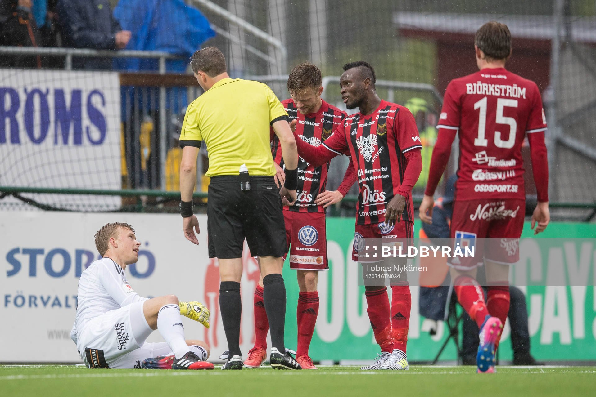 Östersunds målvakt Andreas Andersson har gjort illa benet