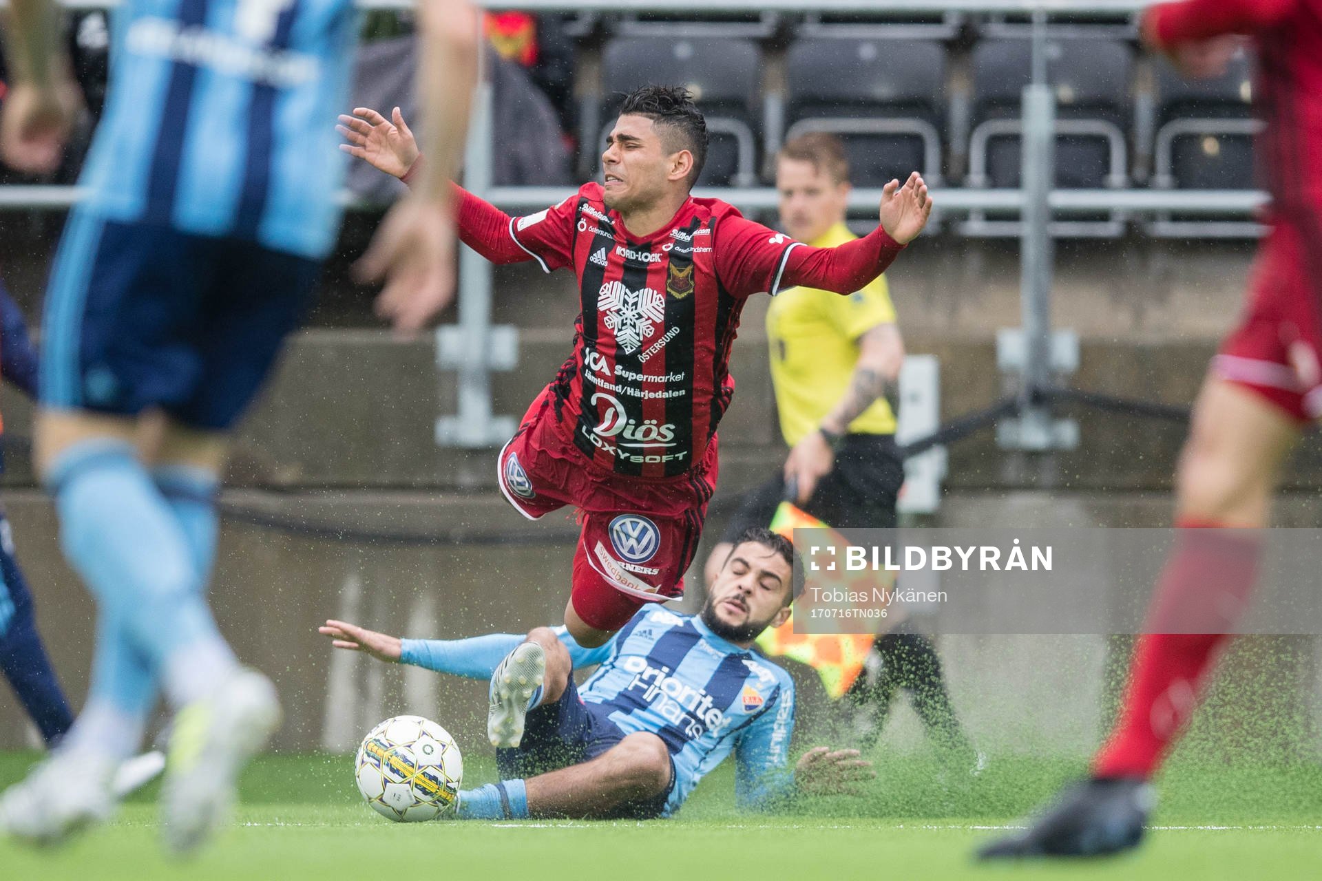 Östersunds Hosam Aiesh blir fälld av Djurgårdens Othman