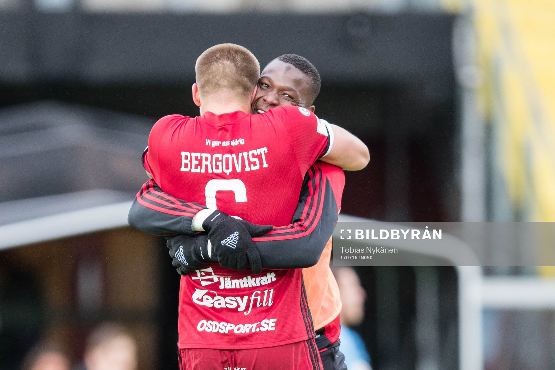 Östersunds Alhaji Gero kramar om Douglas Bergqvist efter fotbollsmatchen i Allsvenskan mellan Östersund och Djurgården den 16 juli 2017 i Östersund.