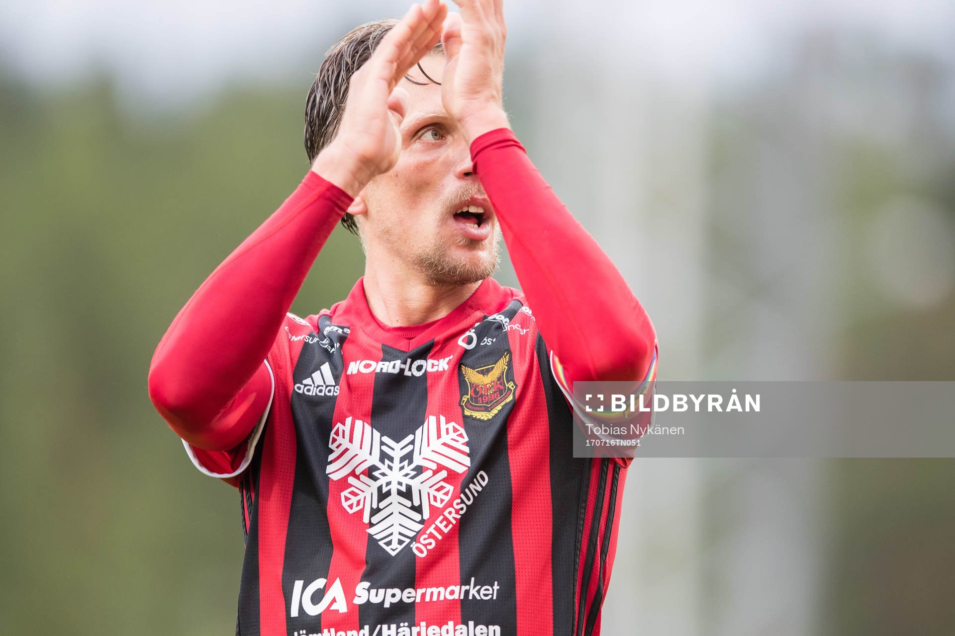 Östersunds Bobo Sollander Jansson tackar publiken