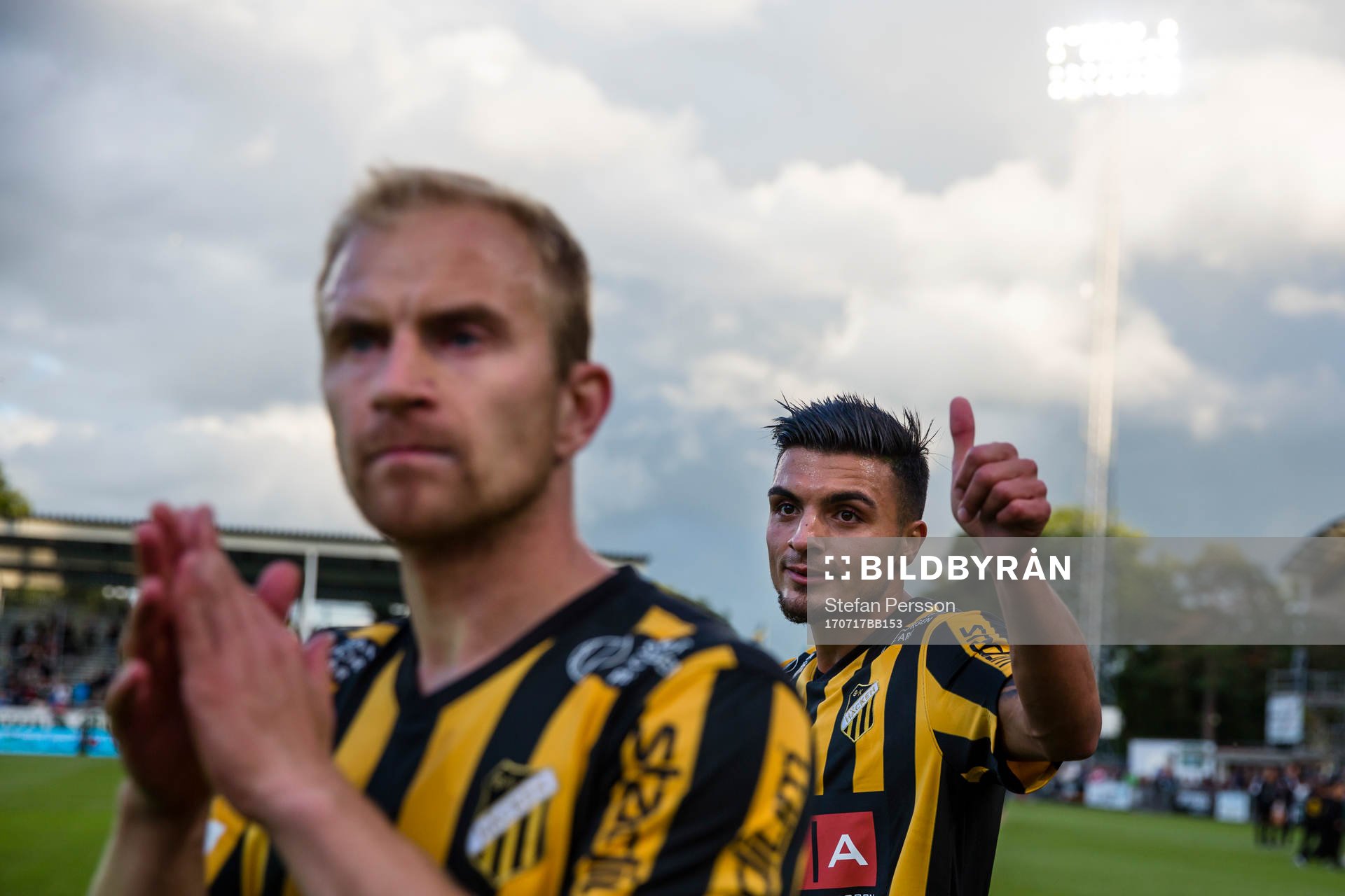 Häckens Kari Arkivuo och Ahmad Yasin jublar