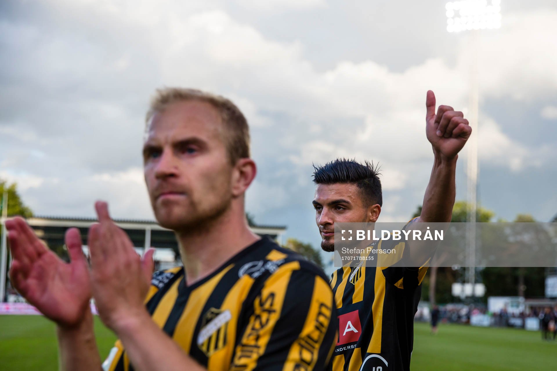 Häckens Kari Arkivuo och Ahmad Yasin jublar