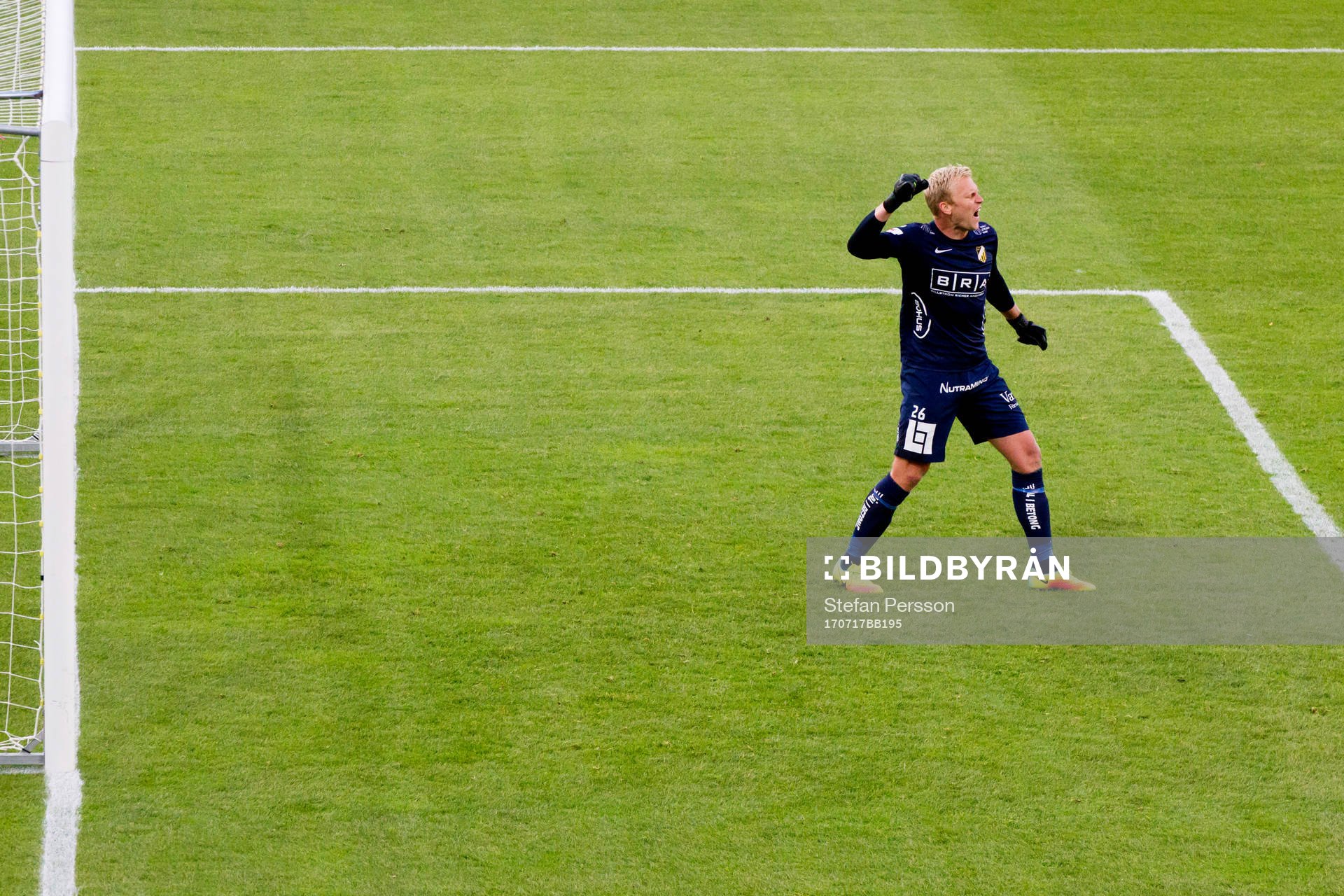 Häckens målvakt Peter Abrahamsson jublar efter fotbollsmatchen i Allsvenskan mellan Jönköping och Häcken den 17 juli 2017 i Jönköping. 