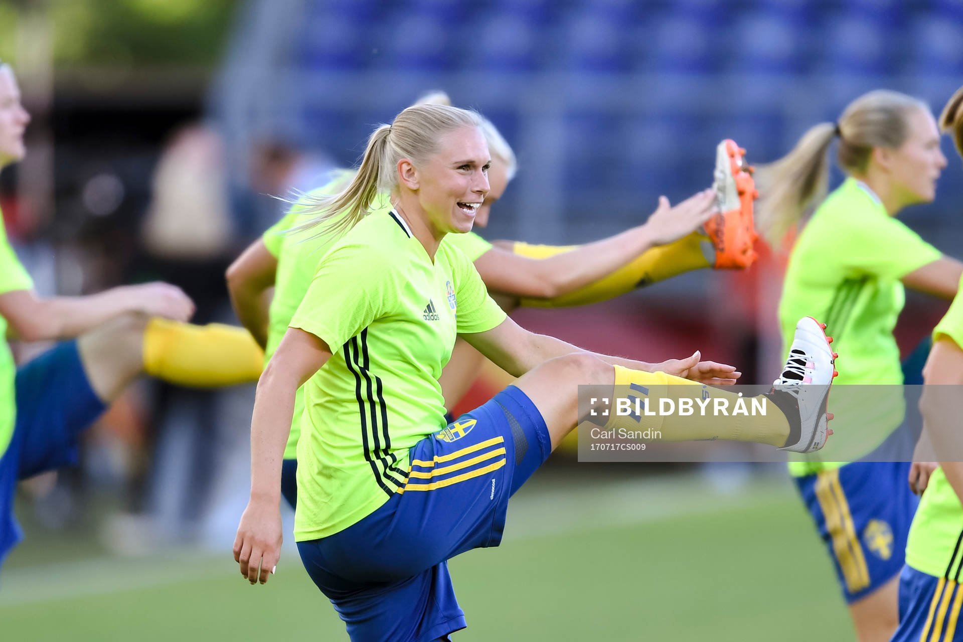 Sveriges Jonna Andersson före fotbollsmatchen mellan