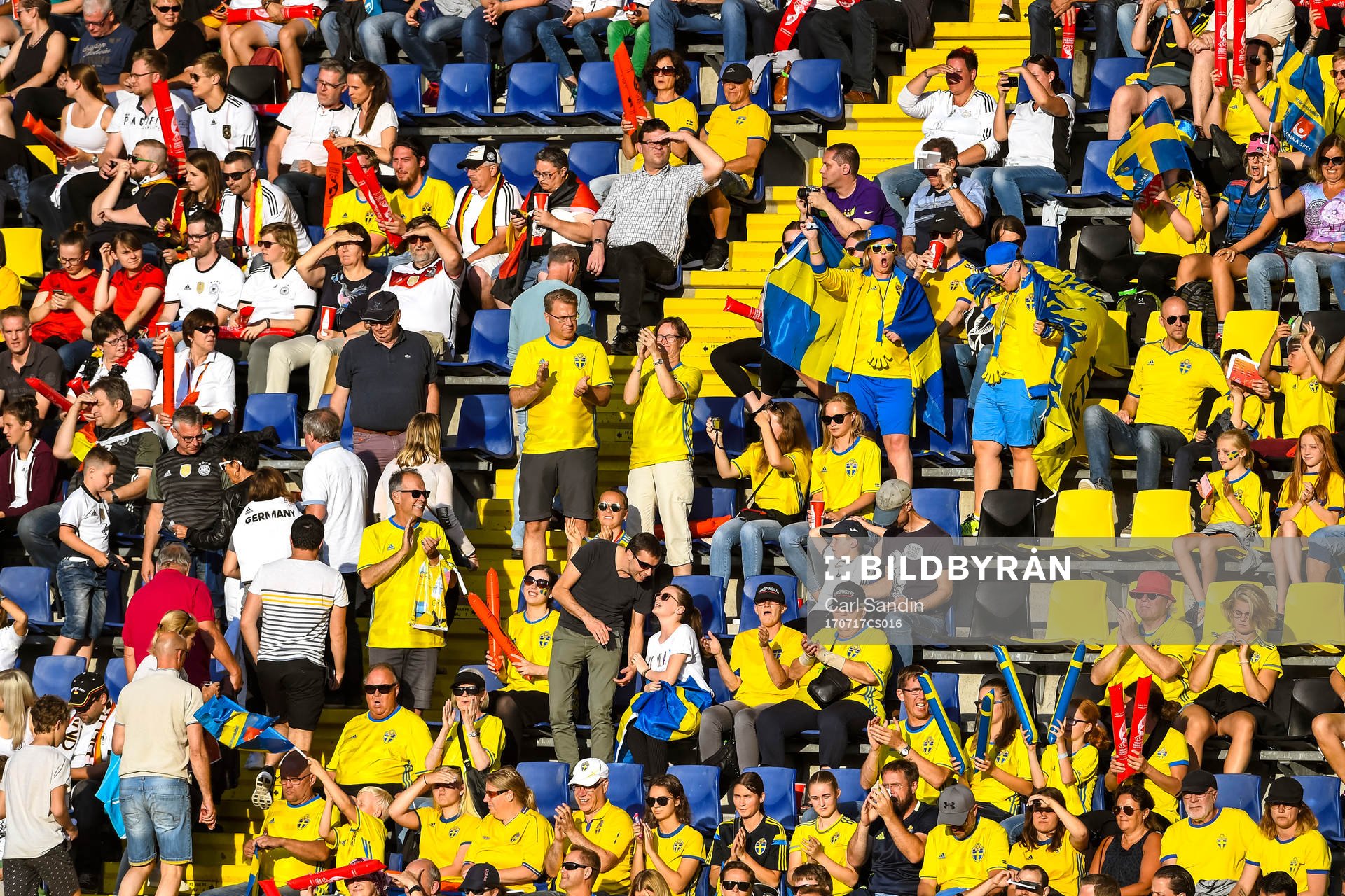 Sveriges supportar på läktaren i fotbollsmatchen mellan