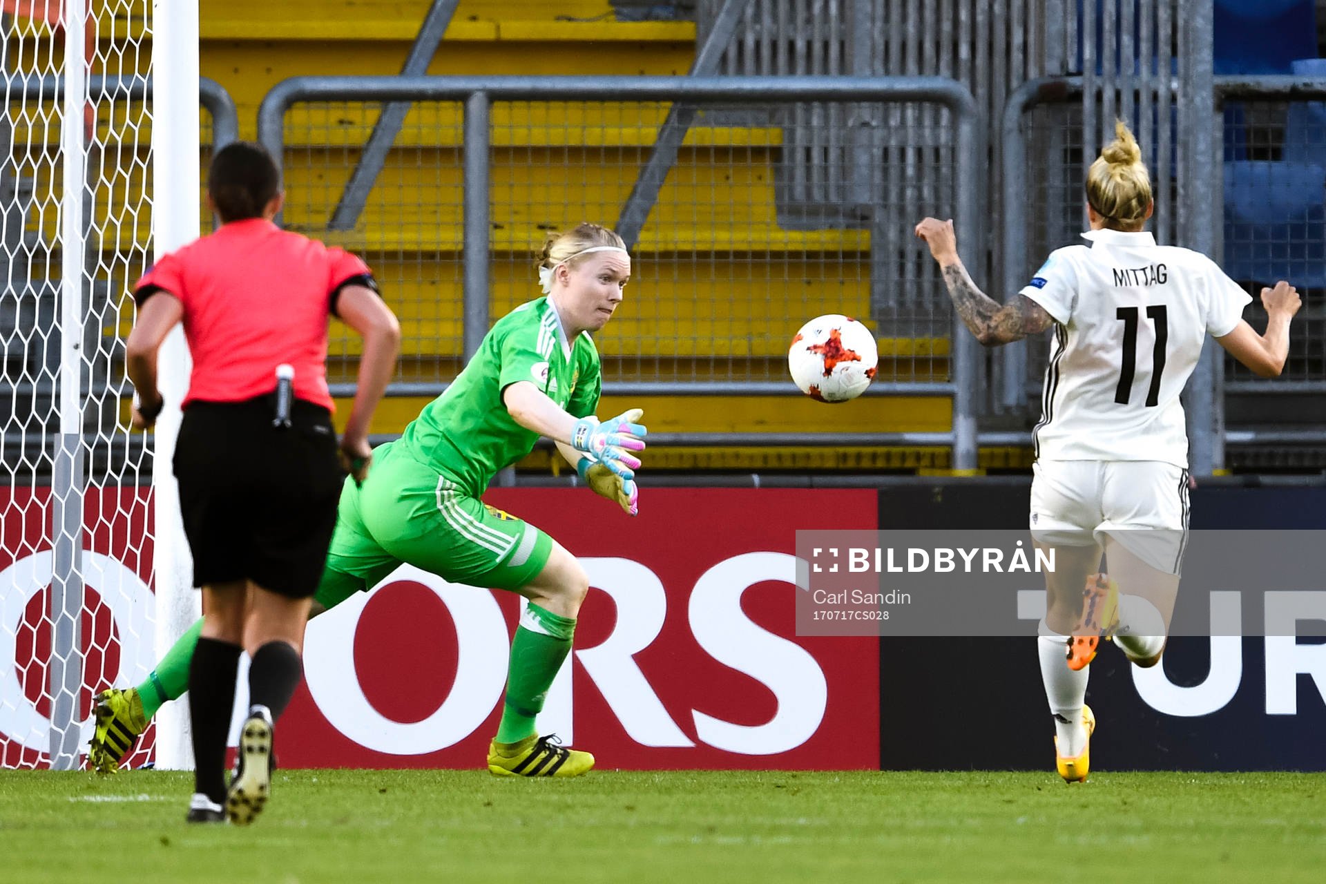 Sveriges målvakt Hedvig Lindahl räddar målchans framför