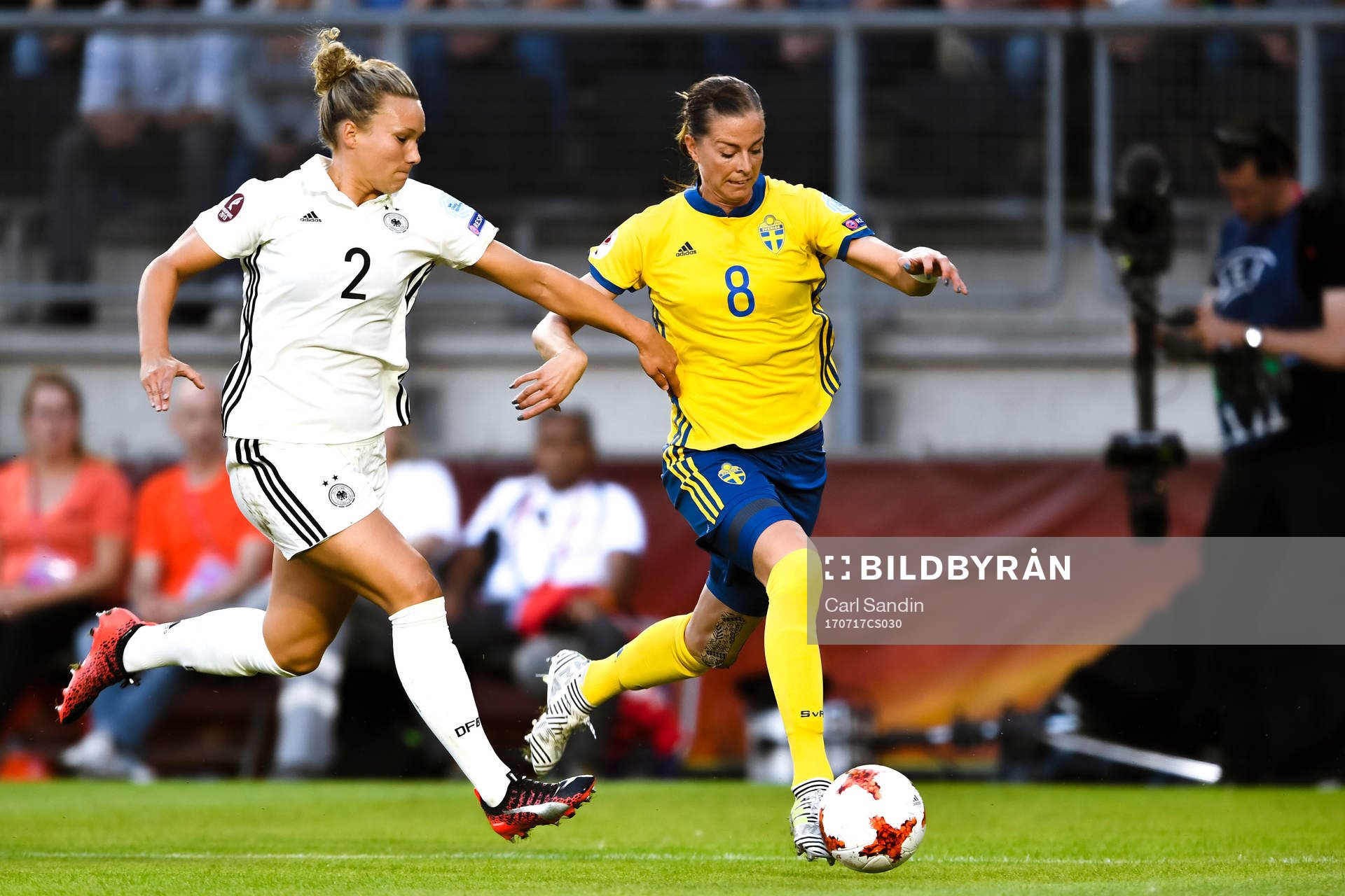Tysklands Josephine Henning och Sveriges Lotta Schelin  i