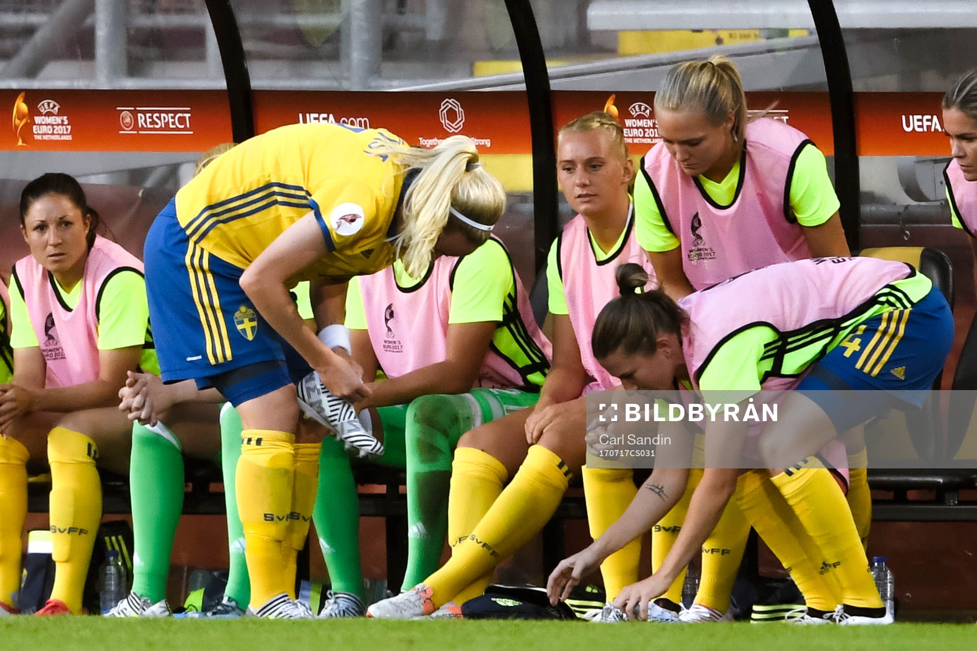 Sveriges Lisa Dahlkvist tvingas byta skor i fotbollsmatchen