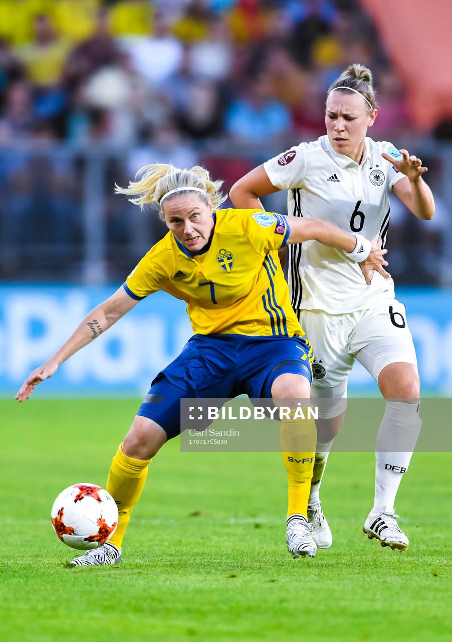 Sveriges Lisa Dahlkvist och Tysklands Kristin Demann  i fotbollsmatchen mellan Tyskland och Sverige under fotbolls-EM den 17 juli 2017 i Breda.
