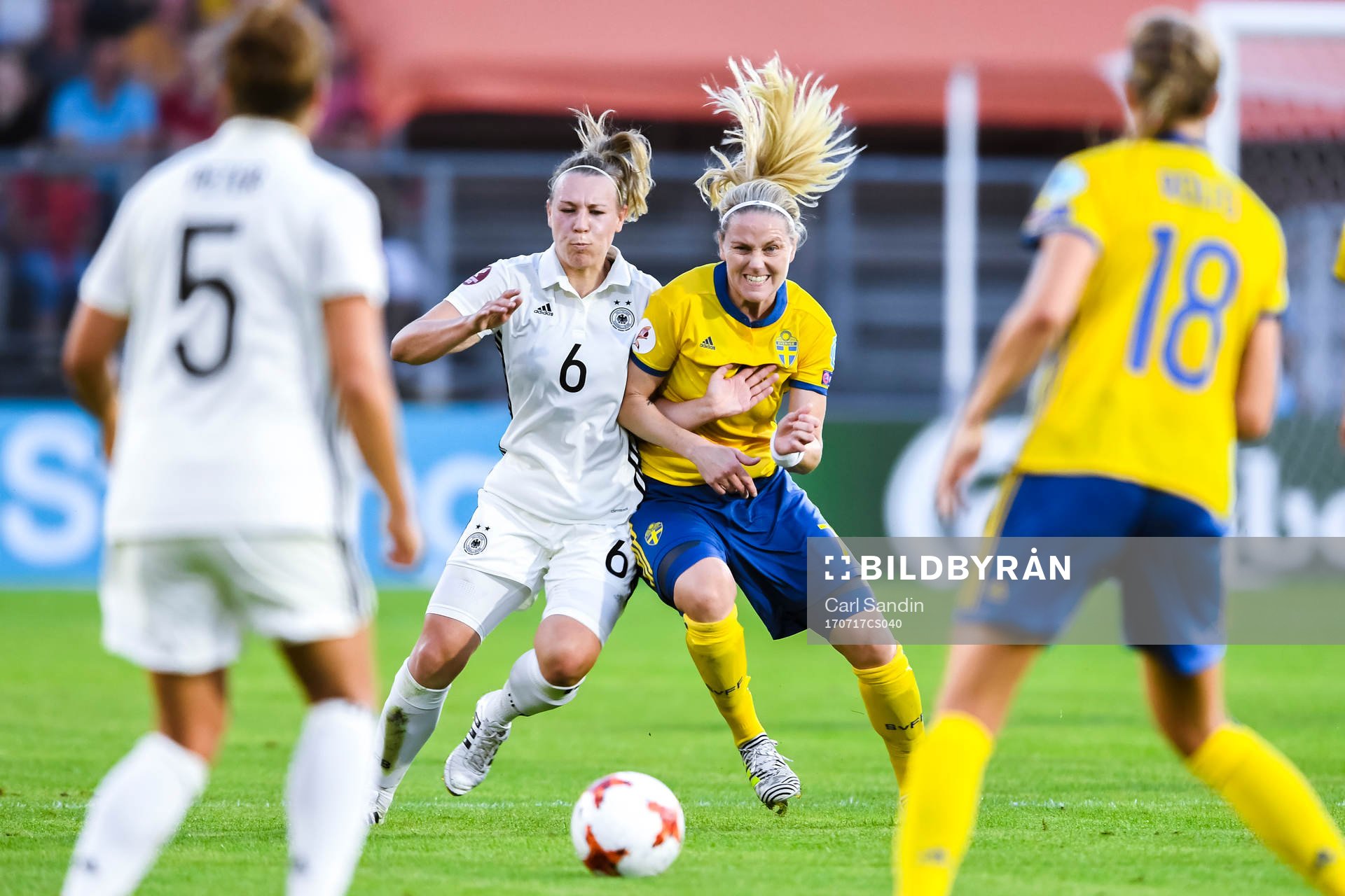 Tysklands Kristin Demann och Sveriges Lisa Dahlkvist i fotbollsmatchen mellan Tyskland och Sverige under fotbolls-EM den 17 juli 2017 i Breda.