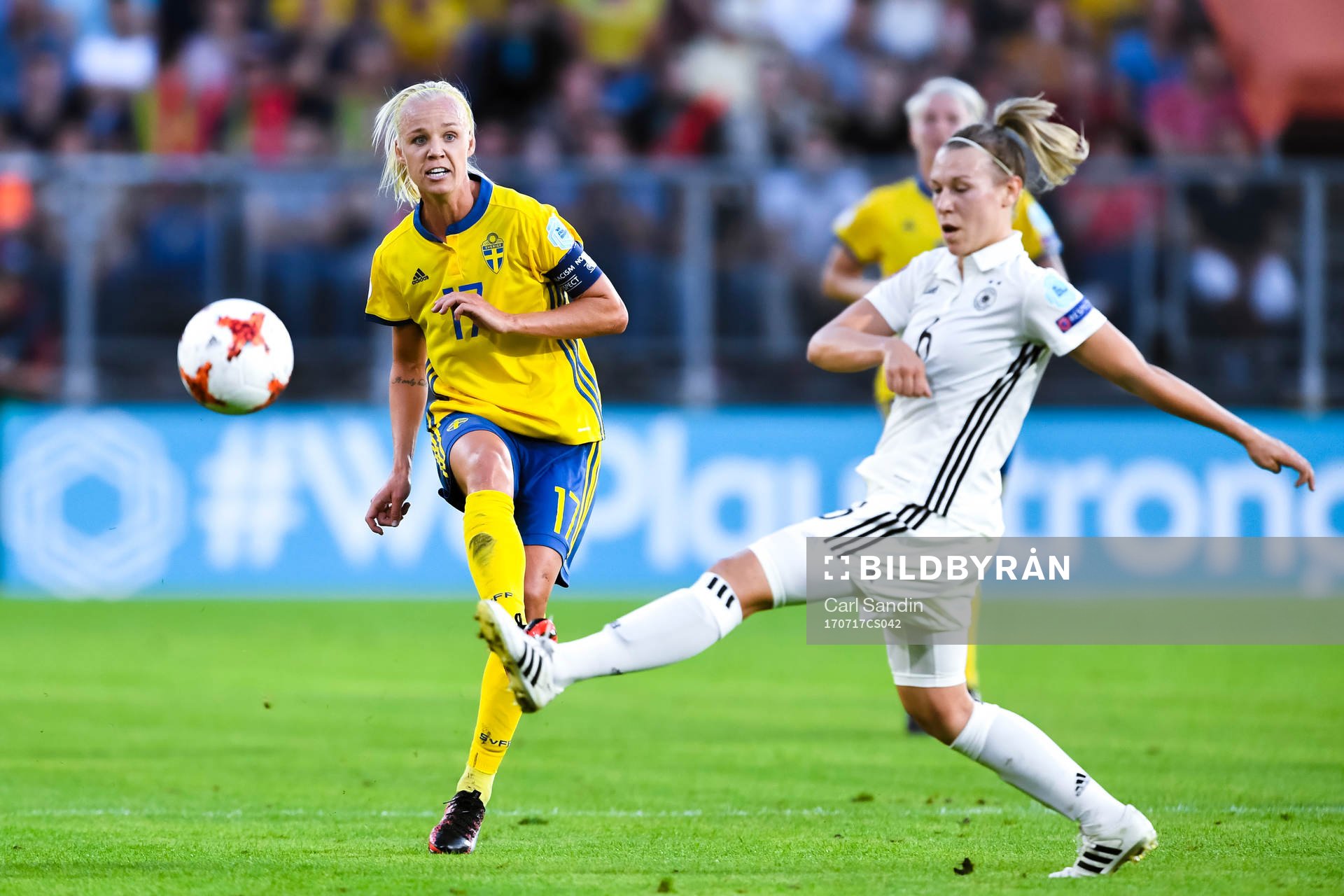 Sveriges Caroline Seger och Tysklands Kristin Demann i fotbollsmatchen mellan Tyskland och Sverige under fotbolls-EM den 17 juli 2017 i Breda.