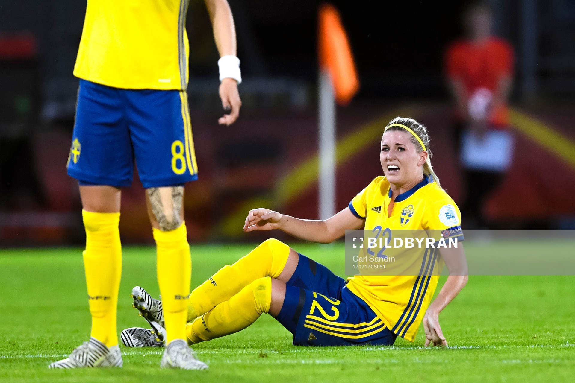 Sveriges Olivia Schough har ont i fotbollsmatchen mellan