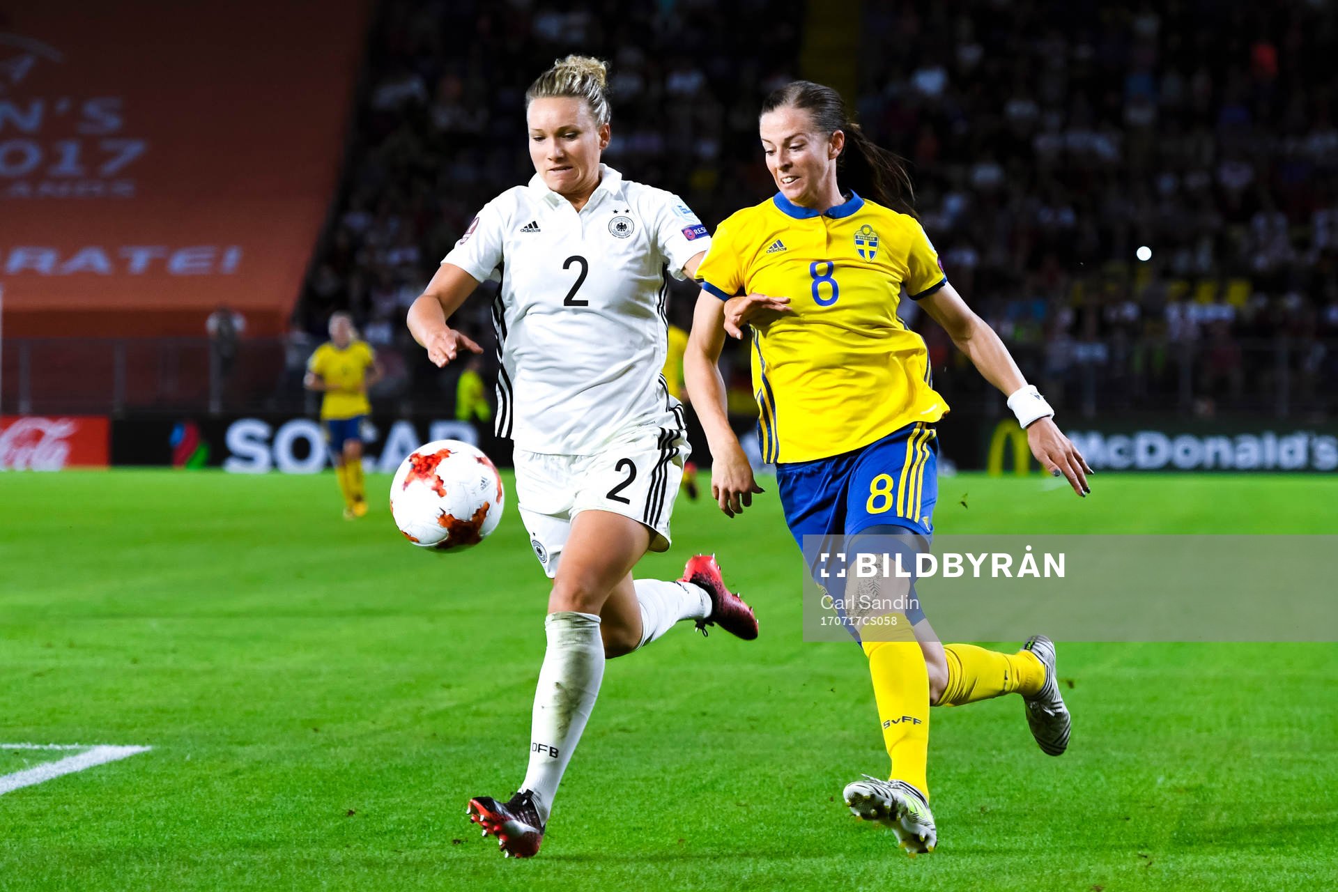 Tysklands Josephine Henning och Sveriges Lotta Schelin   i