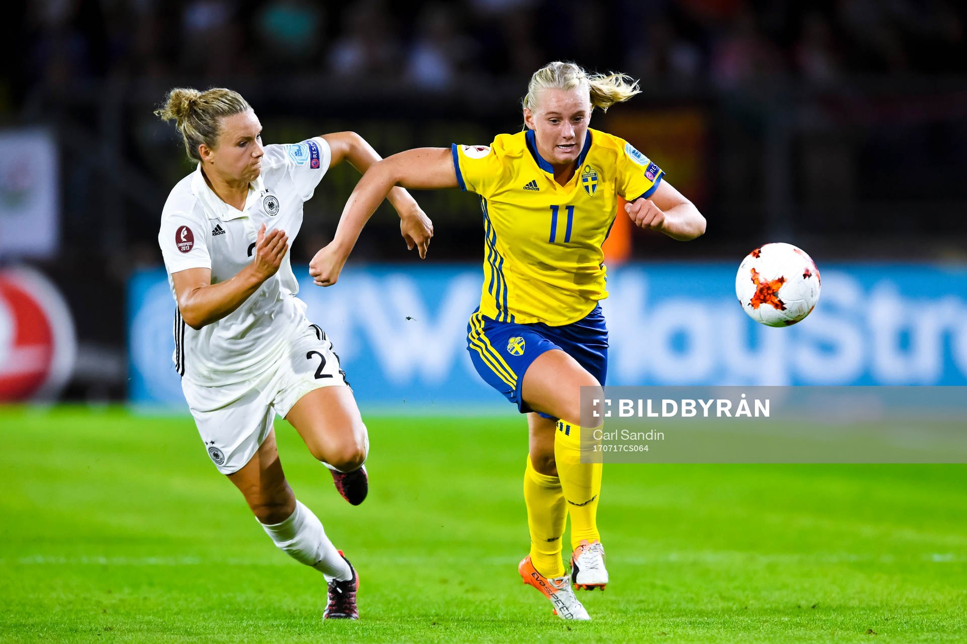 Tysklands Josephine Henning och Sveriges Stina Blackstenius i fotbollsmatchen mellan Tyskland och Sverige under fotbolls-EM den 17 juli 2017 i Breda.