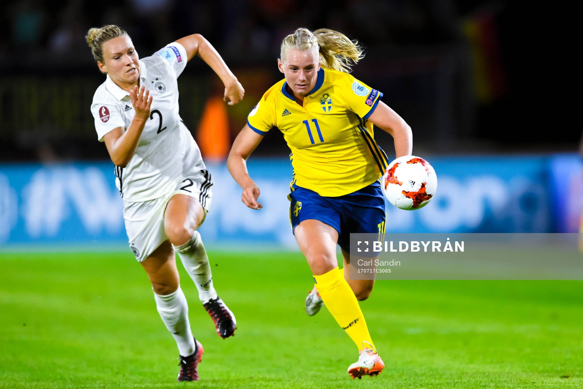 Tysklands Josephine Henning och Sveriges Stina Blackstenius i fotbollsmatchen mellan Tyskland och Sverige under fotbolls-EM den 17 juli 2017 i Breda.
