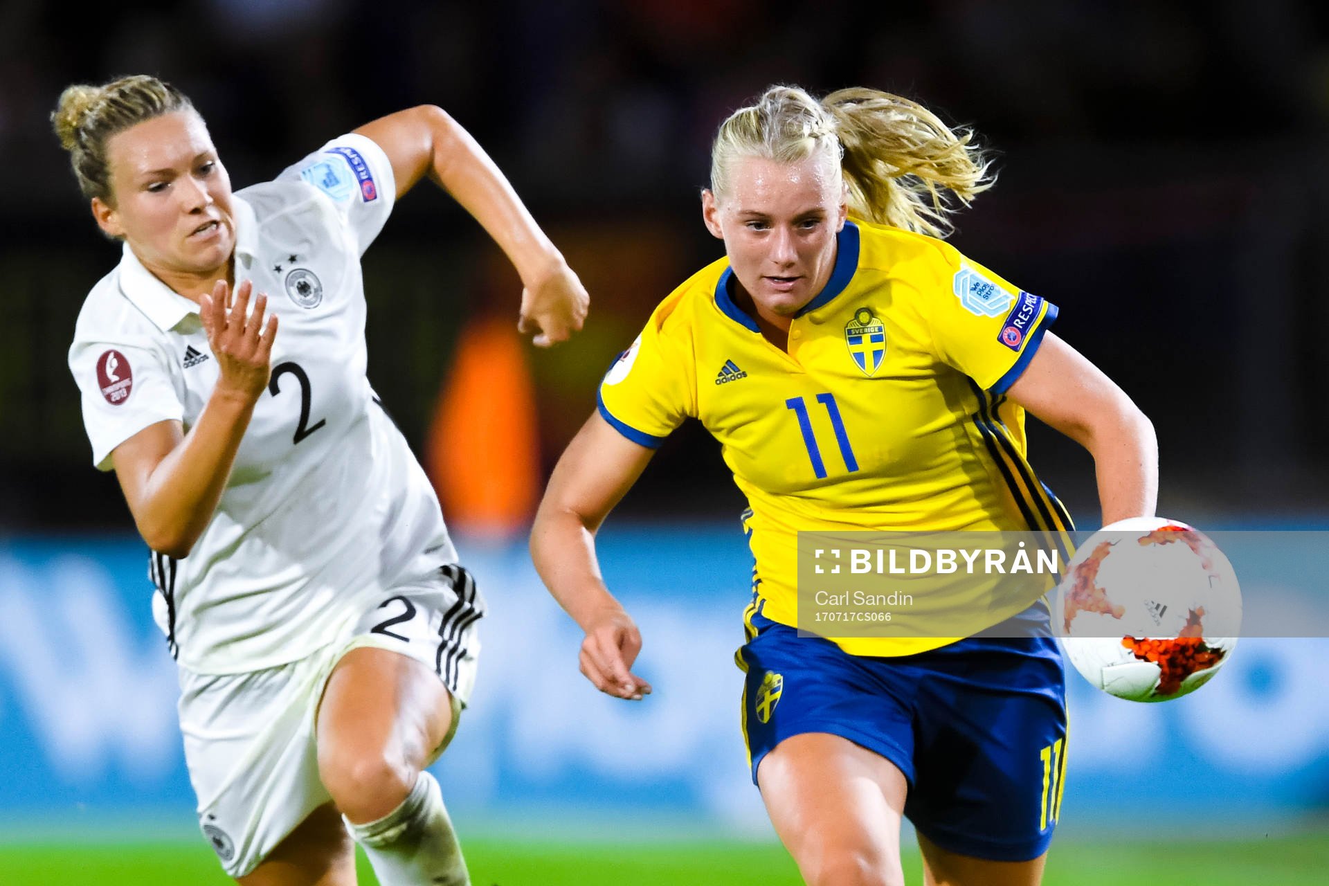 Tysklands Josephine Henning och Sveriges Stina Blackstenius