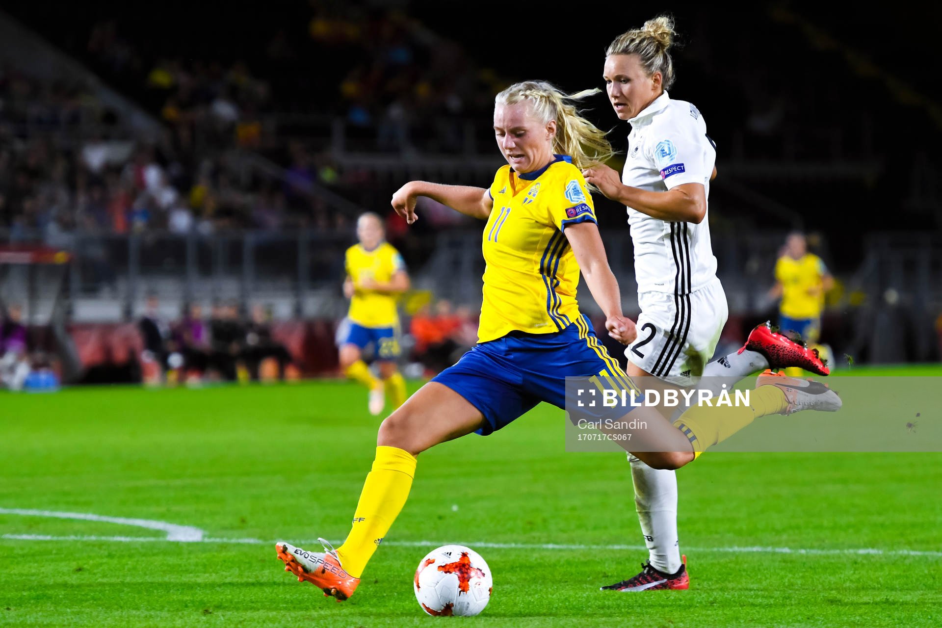 Sveriges Stina Blackstenius och Tysklands Josephine Henning