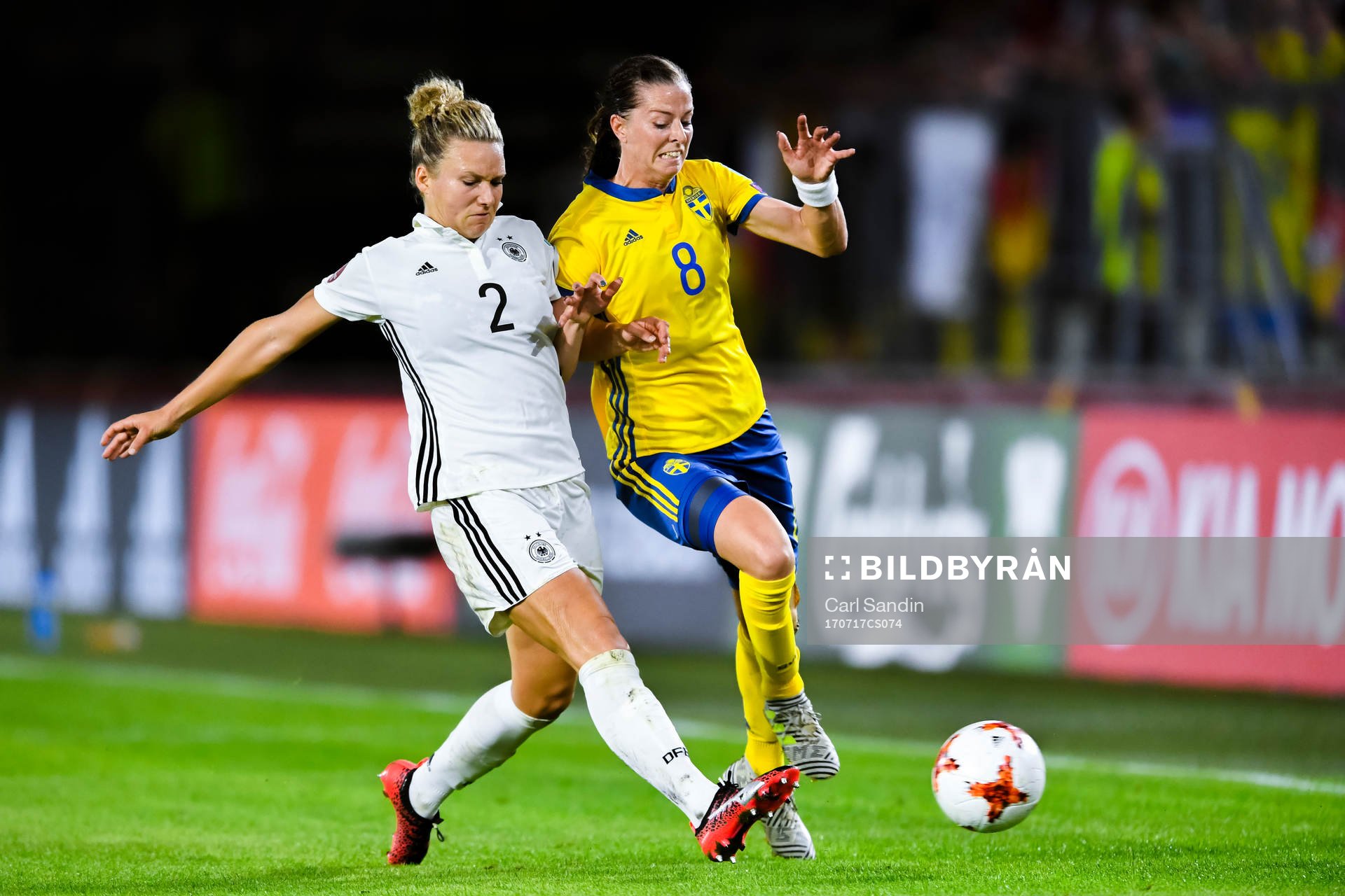 Tysklands Josephine Henning och Sveriges Lotta Schelin i