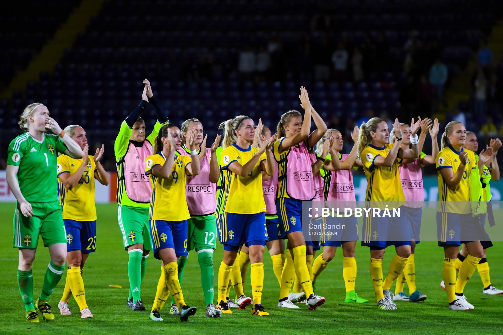 Sveriges spelare tackar publiken efter fotbollsmatchen mellan Tyskland och Sverige under fotbolls-EM den 17 juli 2017 i Breda.