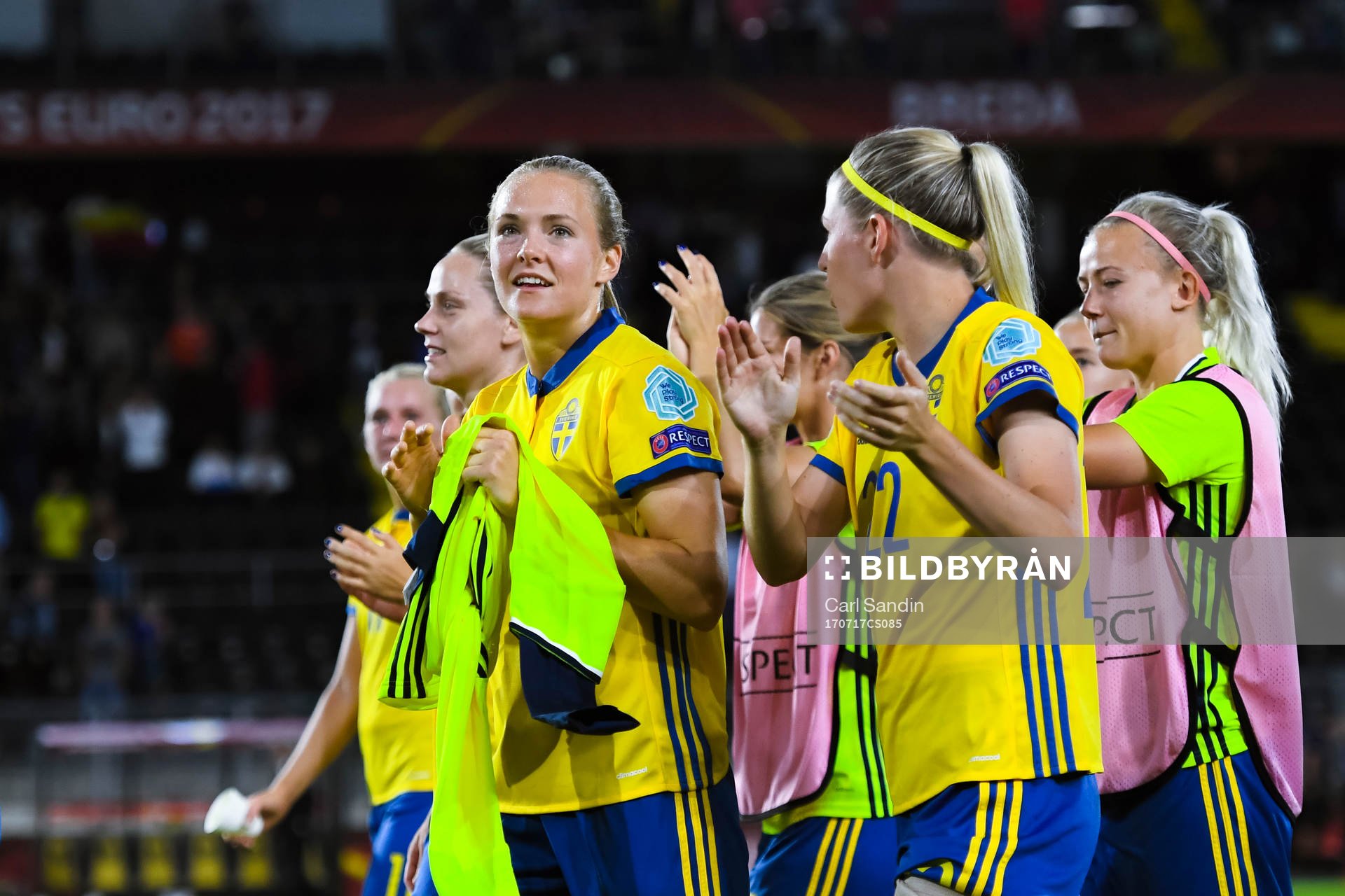 Sveriges Magdalena Eriksson  tackar publiken efter fotbollsmatchen mellan Tyskland och Sverige under fotbolls-EM den 17 juli 2017 i Breda.