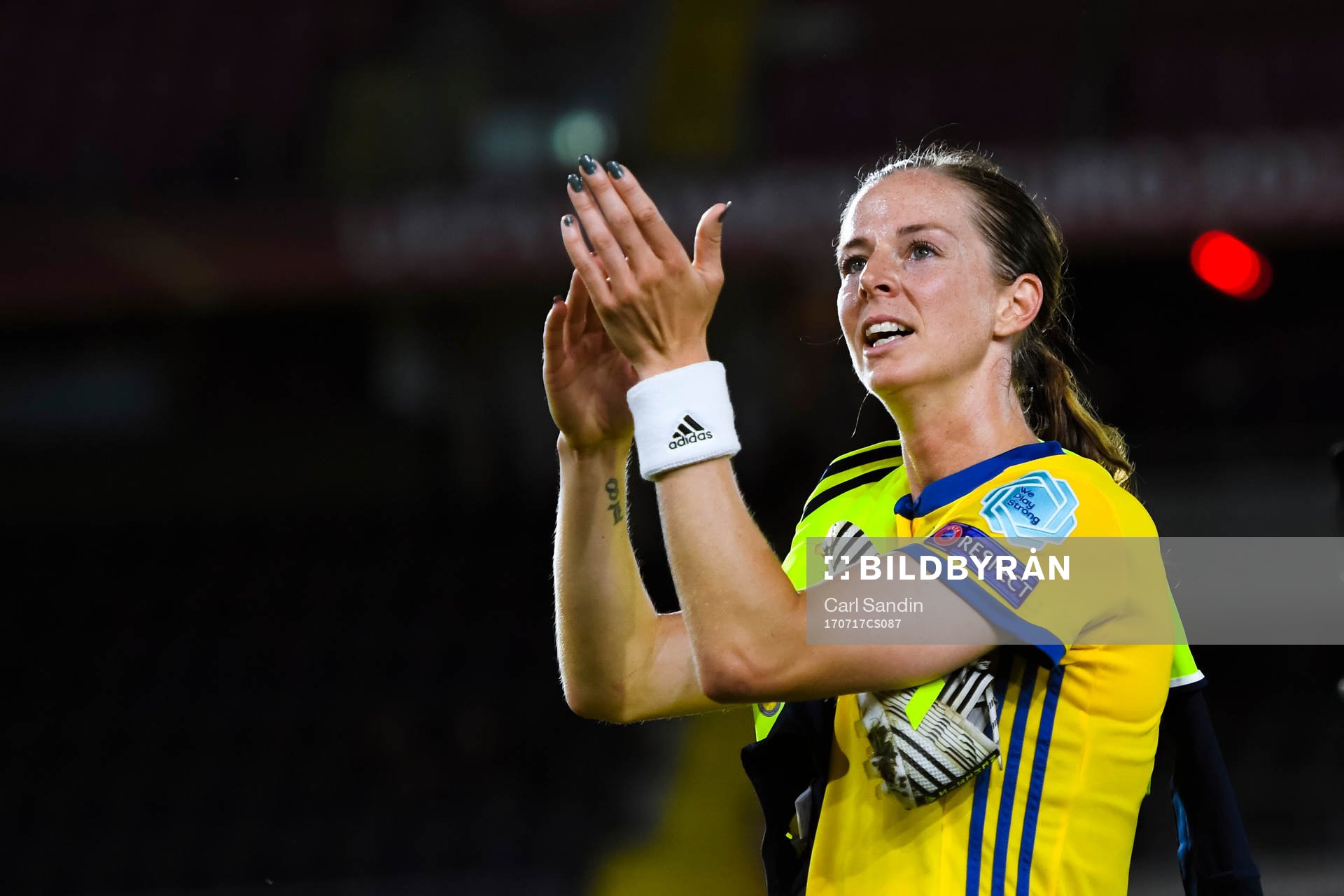 Sveriges Lotta Schelin tackar publiken
