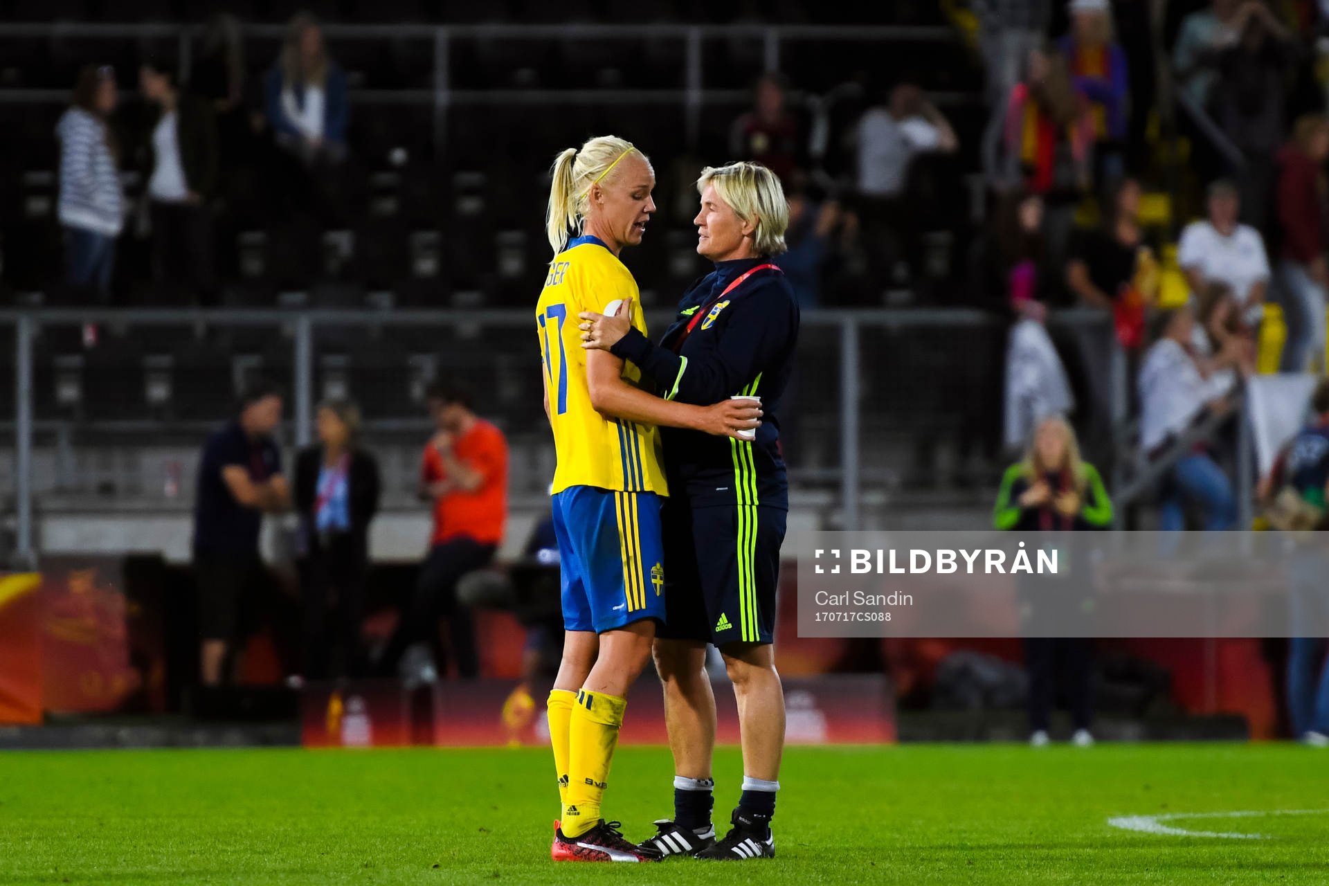 Sveriges Caroline Seger och assisterande förbundskapten Lilie Persson publiken efter fotbollsmatchen mellan Tyskland och Sverige under fotbolls-EM den 17 juli 2017 i Breda.