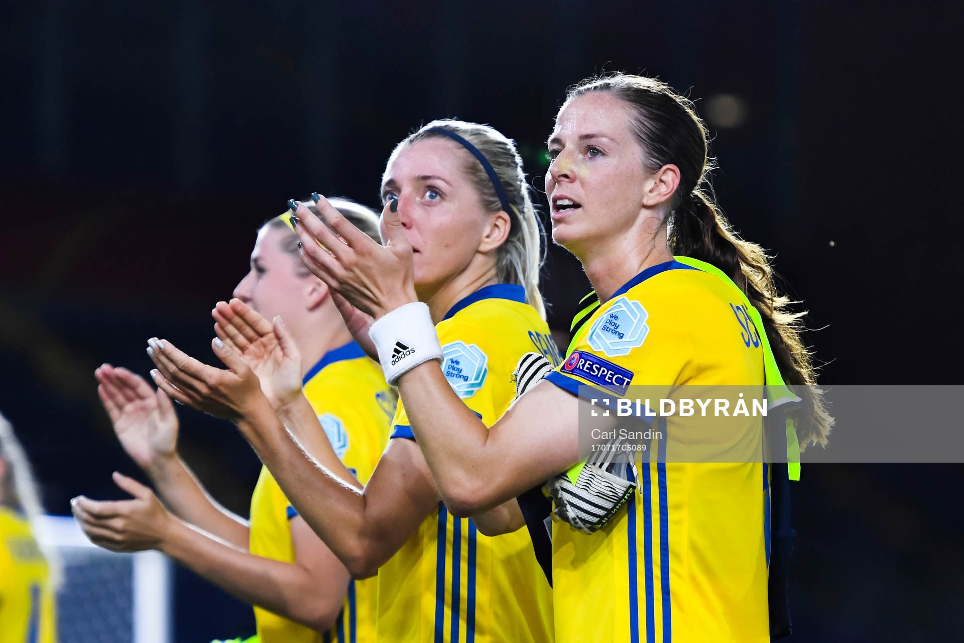 Sveriges Lotta Schelin  tackar publiken efter fotbollsmatchen mellan Tyskland och Sverige under fotbolls-EM den 17 juli 2017 i Breda.