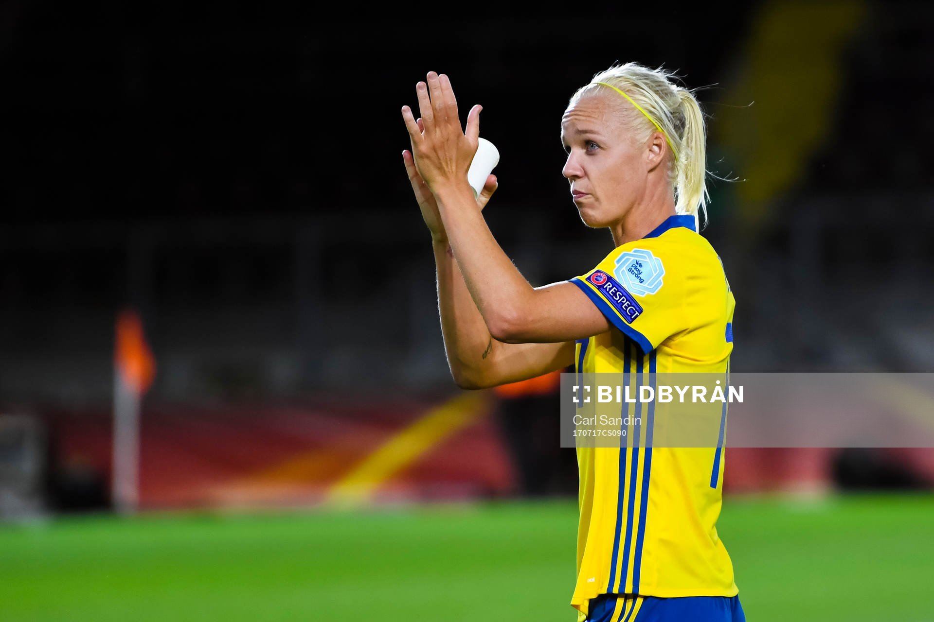 Sveriges Caroline Seger  tackar publiken