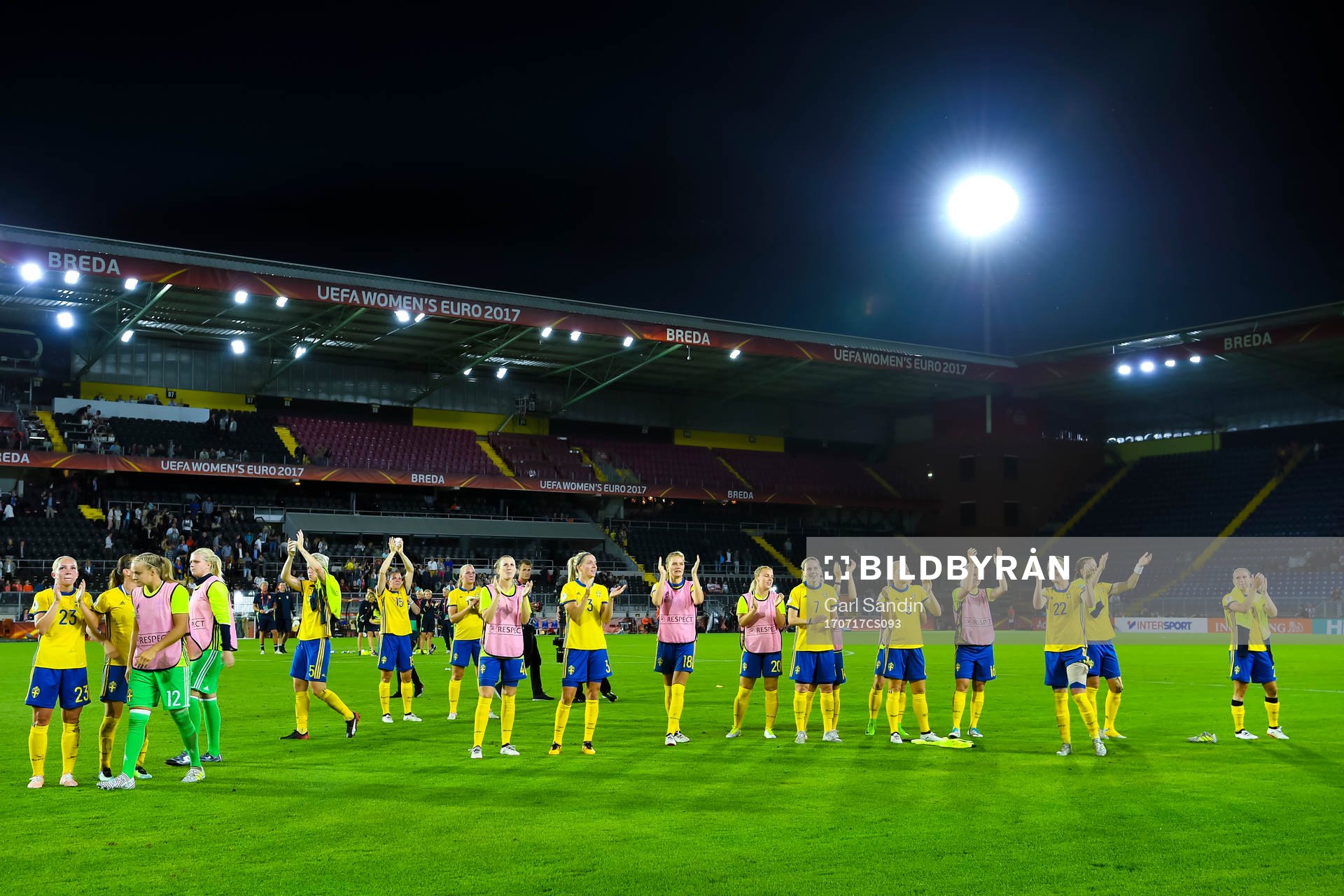 Sveriges spelare tackar publiken efter fotbollsmatchen mellan Tyskland och Sverige under fotbolls-EM den 17 juli 2017 i Breda.