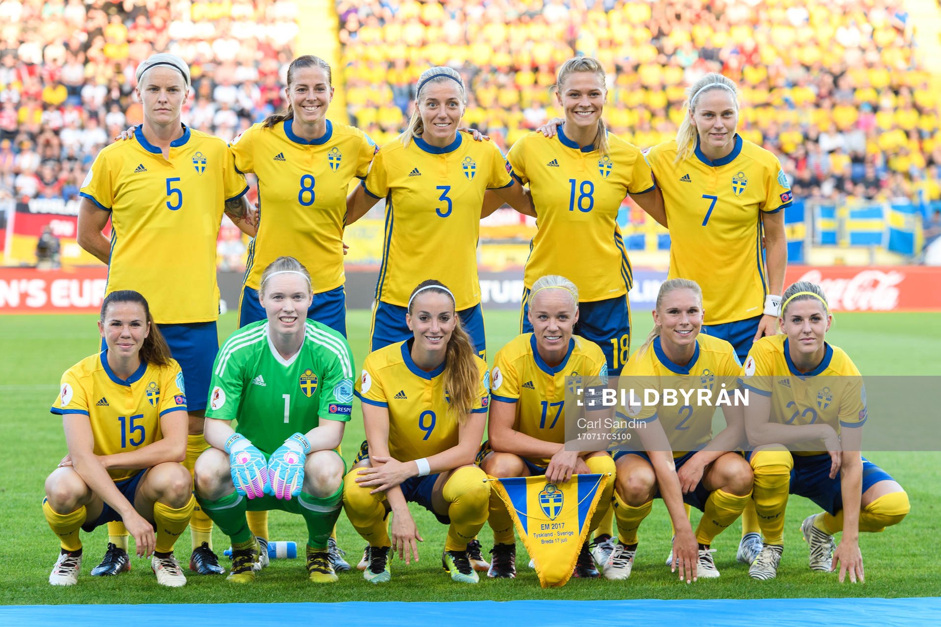 Sveriges startelva inför fotbollsmatchen mellan Tyskland och Sverige under fotbolls-EM den 17 juli 2017 i Breda. Bakre raden fr.v. Nilla Fischer, Lotta Schelin, Linda Sembrant, Fridolina Rolfö och Lisa Dahlkvist. Främre raden fr.v. Jessica Samuelsson, målvakt Hedvig Lindahl, Kosovare Asllani, Caroline Seger, Jonna Andersson och Olivia Schough.