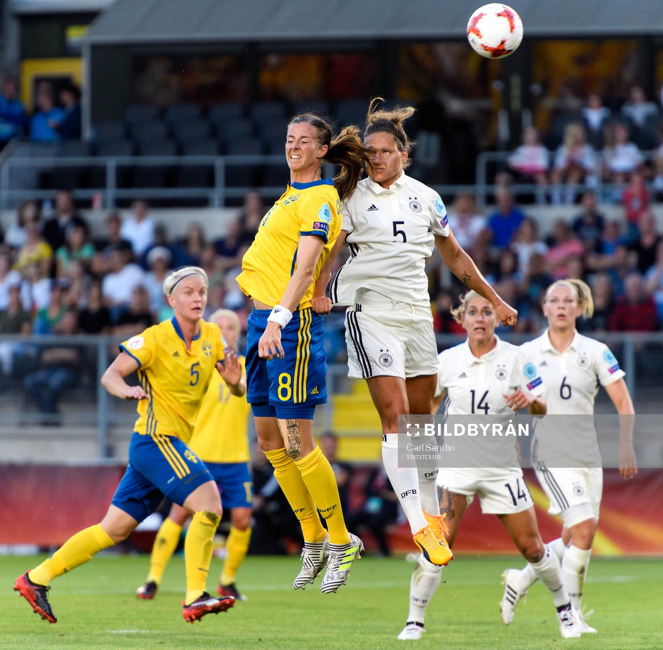 Sveriges Lotta Schelin i nickduell med Tysklands Babett Peter i fotbollsmatchen mellan Tyskland och Sverige under fotbolls-EM den 17 juli 2017 i Breda.