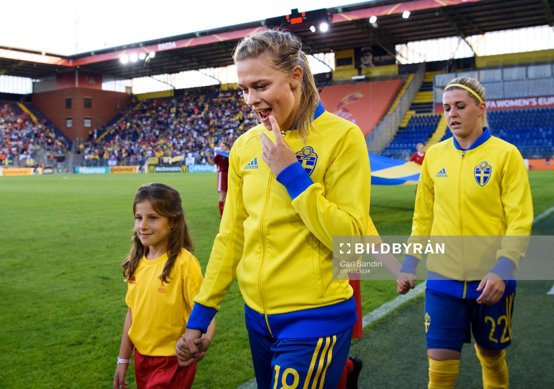 Sveriges Fridolina Rolfö innan fotbollsmatchen mellan