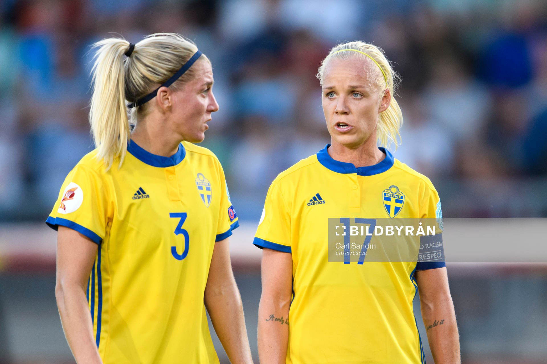 Sveriges Linda Sembrant och Caroline Seger i fotbollsmatchen mellan Tyskland och Sverige under fotbolls-EM den 17 juli 2017 i Breda.
