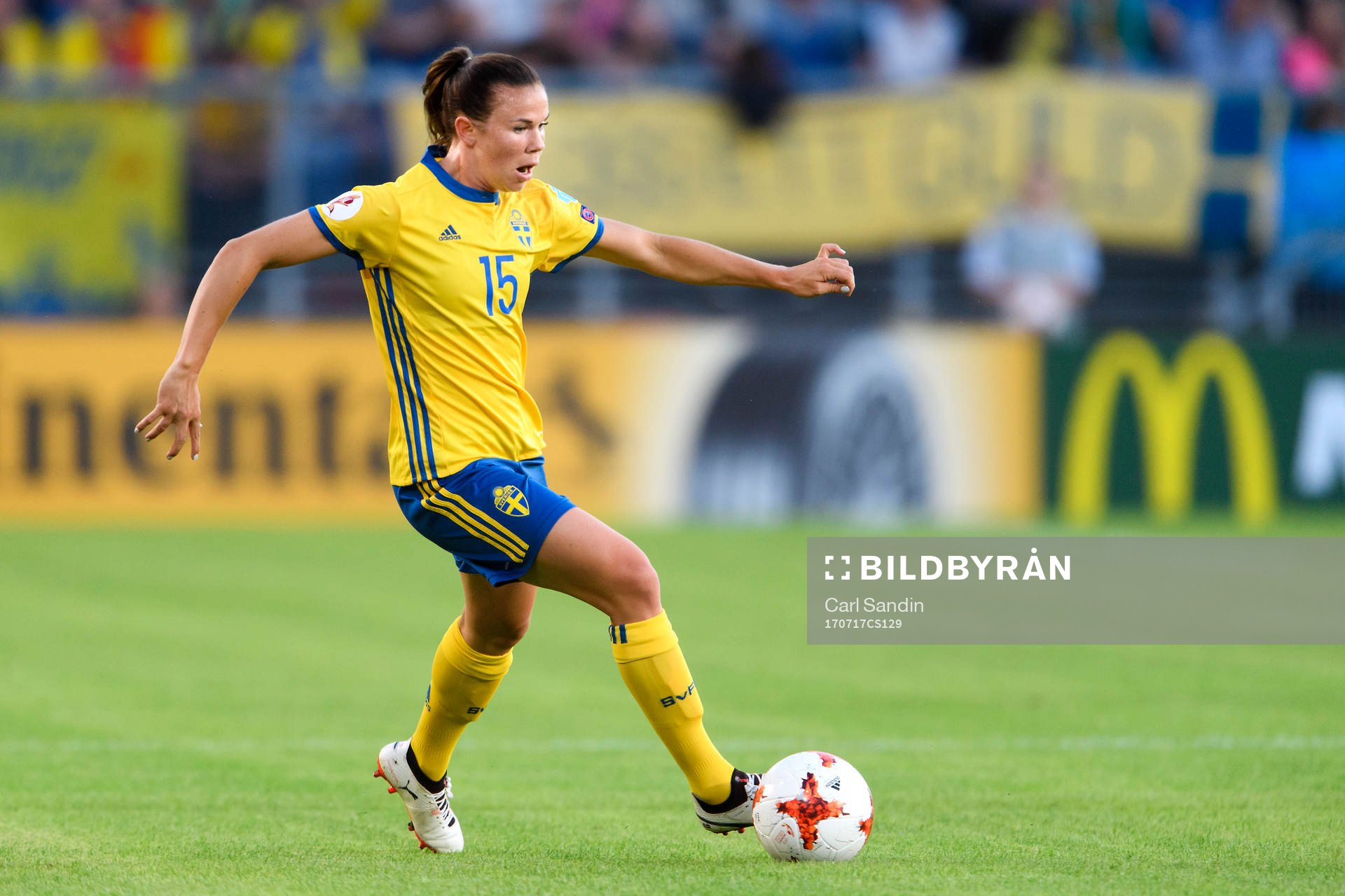 Sveriges Jessica Samuelsson i fotbollsmatchen mellan