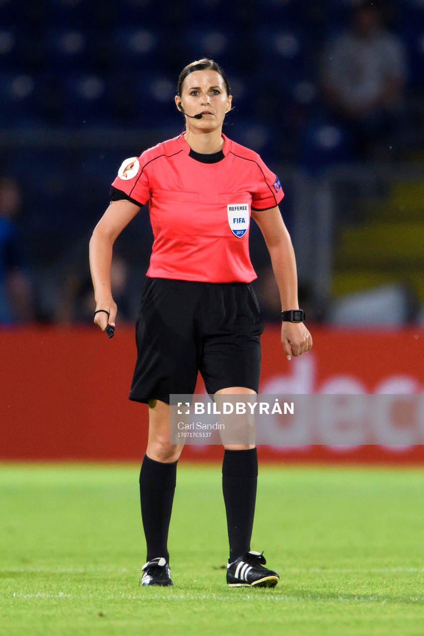 Domare Katalin Kulcsar i fotbollsmatchen mellan Tyskland