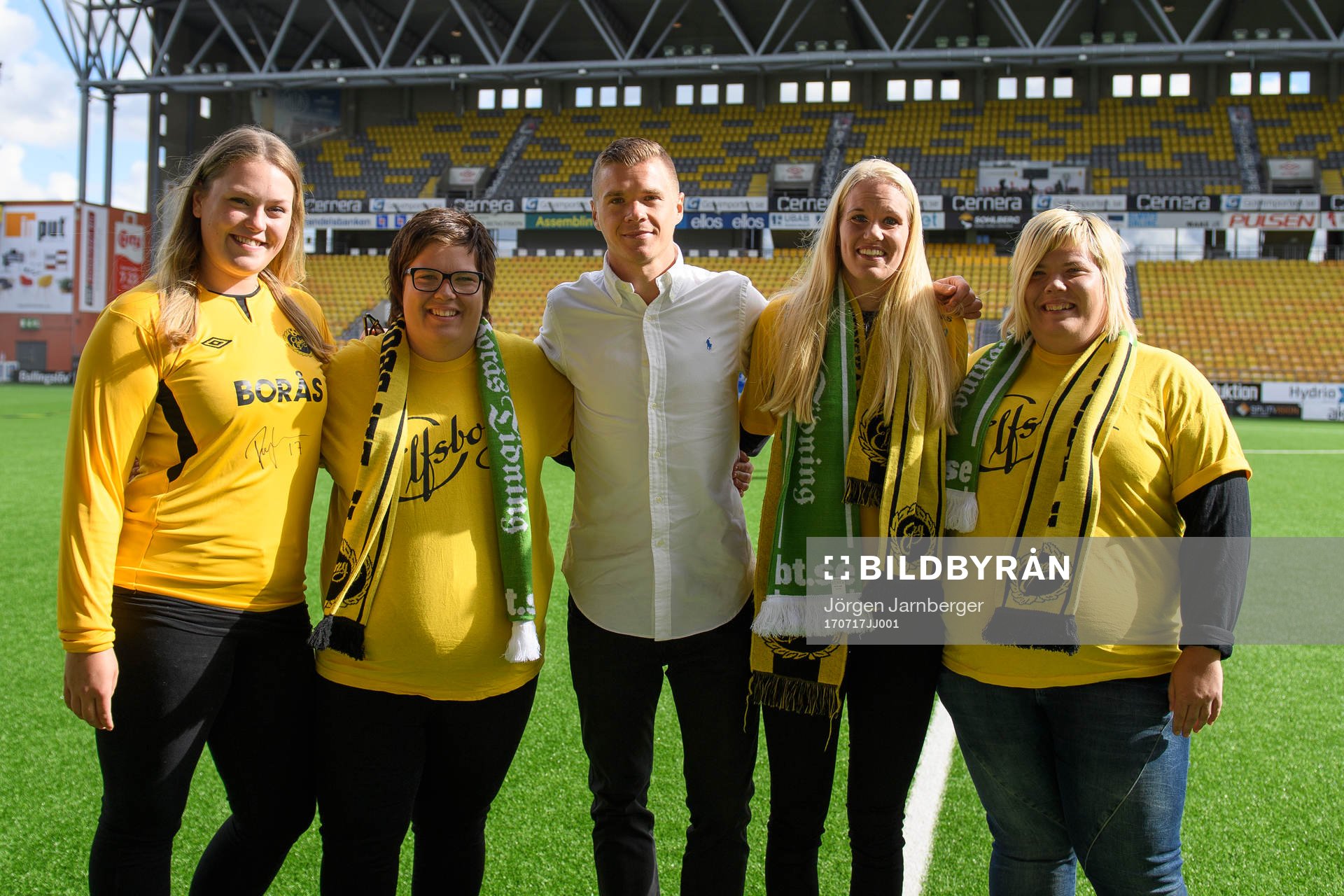 Elfsborgs Samuel Holmén fotograferas med några supportrar